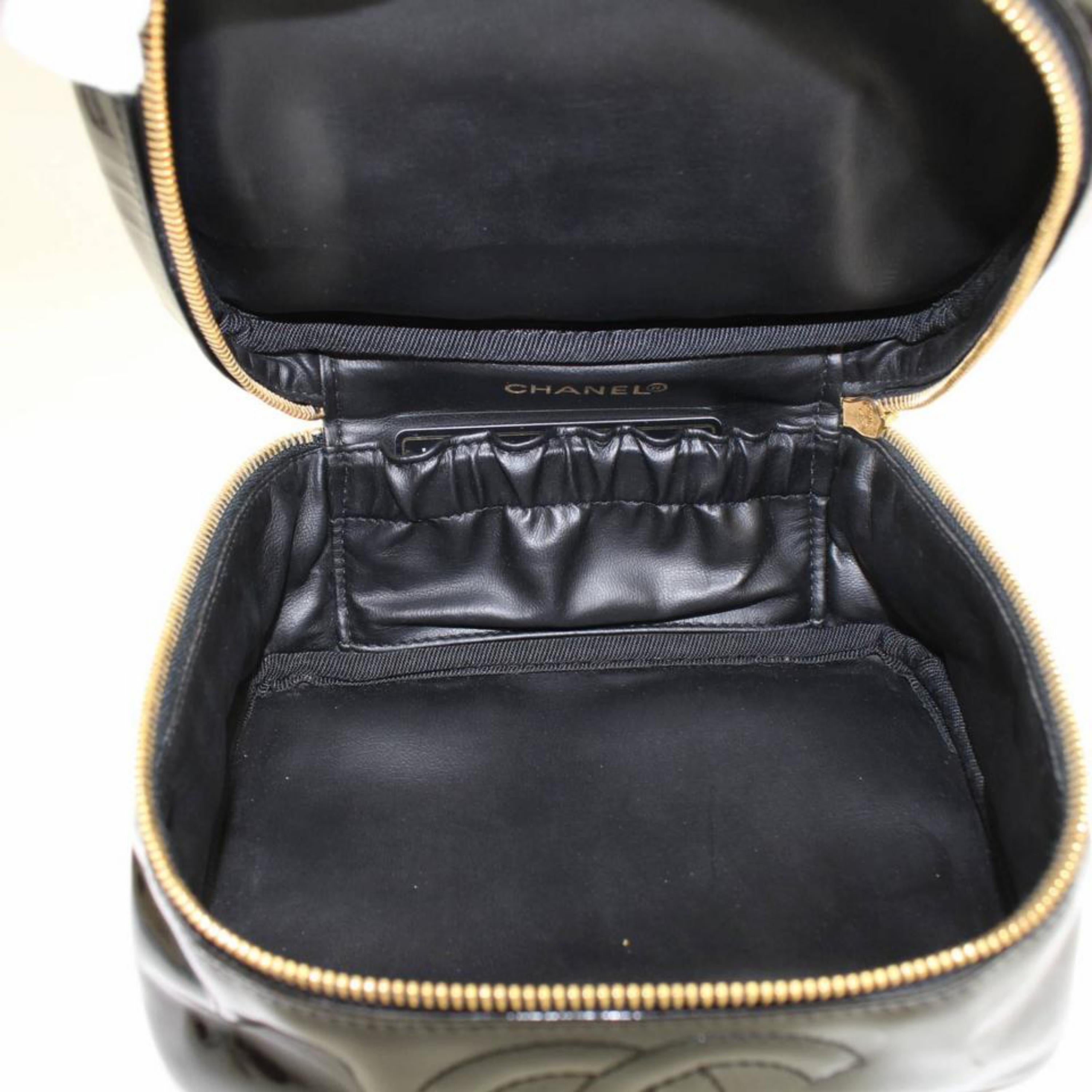 Chanel Black Patent Cc Logo Vanity Case868327 Cosmetic Bag In Good Condition For Sale In Forest Hills, NY