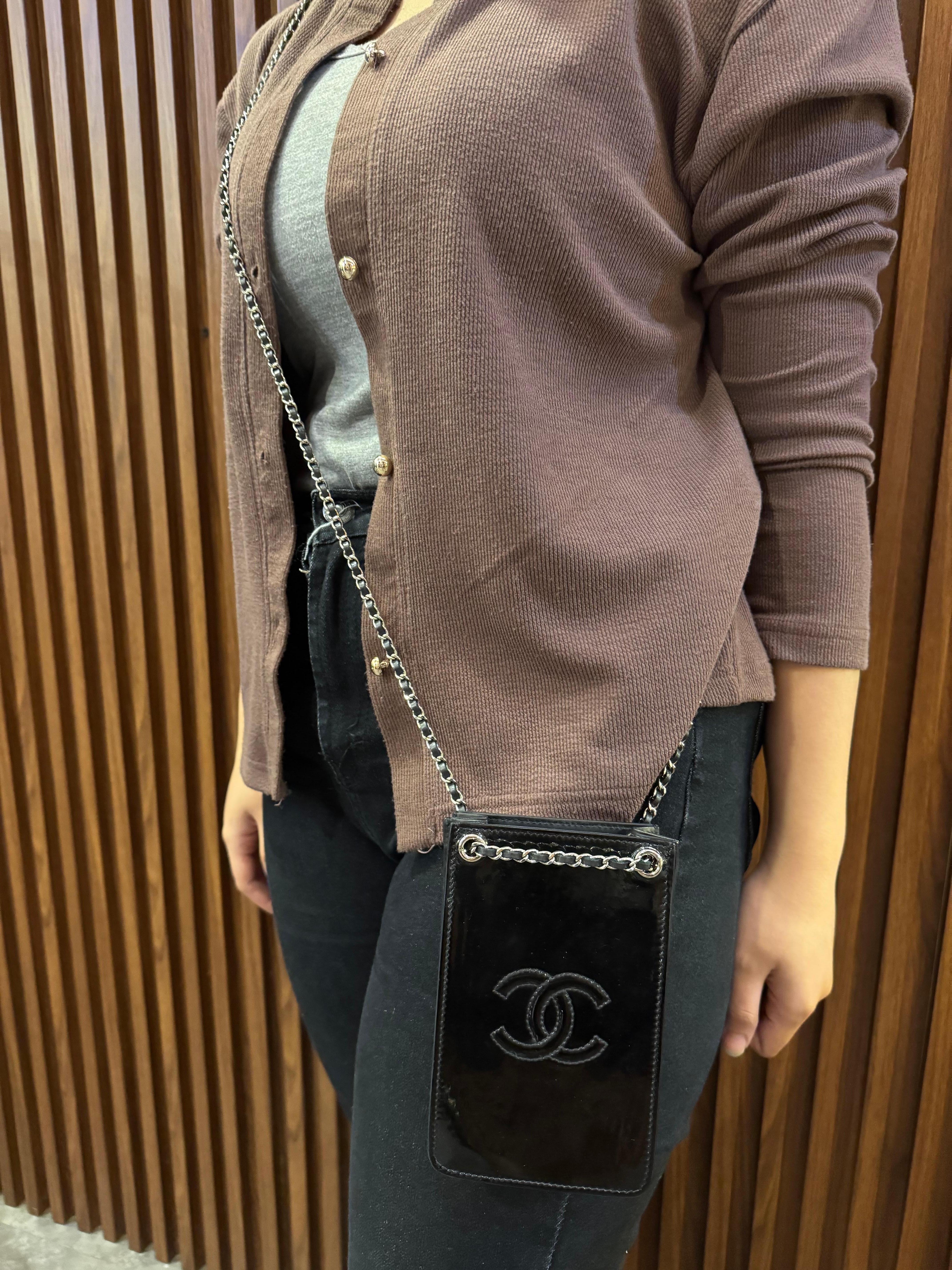 Chanel Black Patent CC Mini Phone Holder Crossbody Bag im Angebot 10