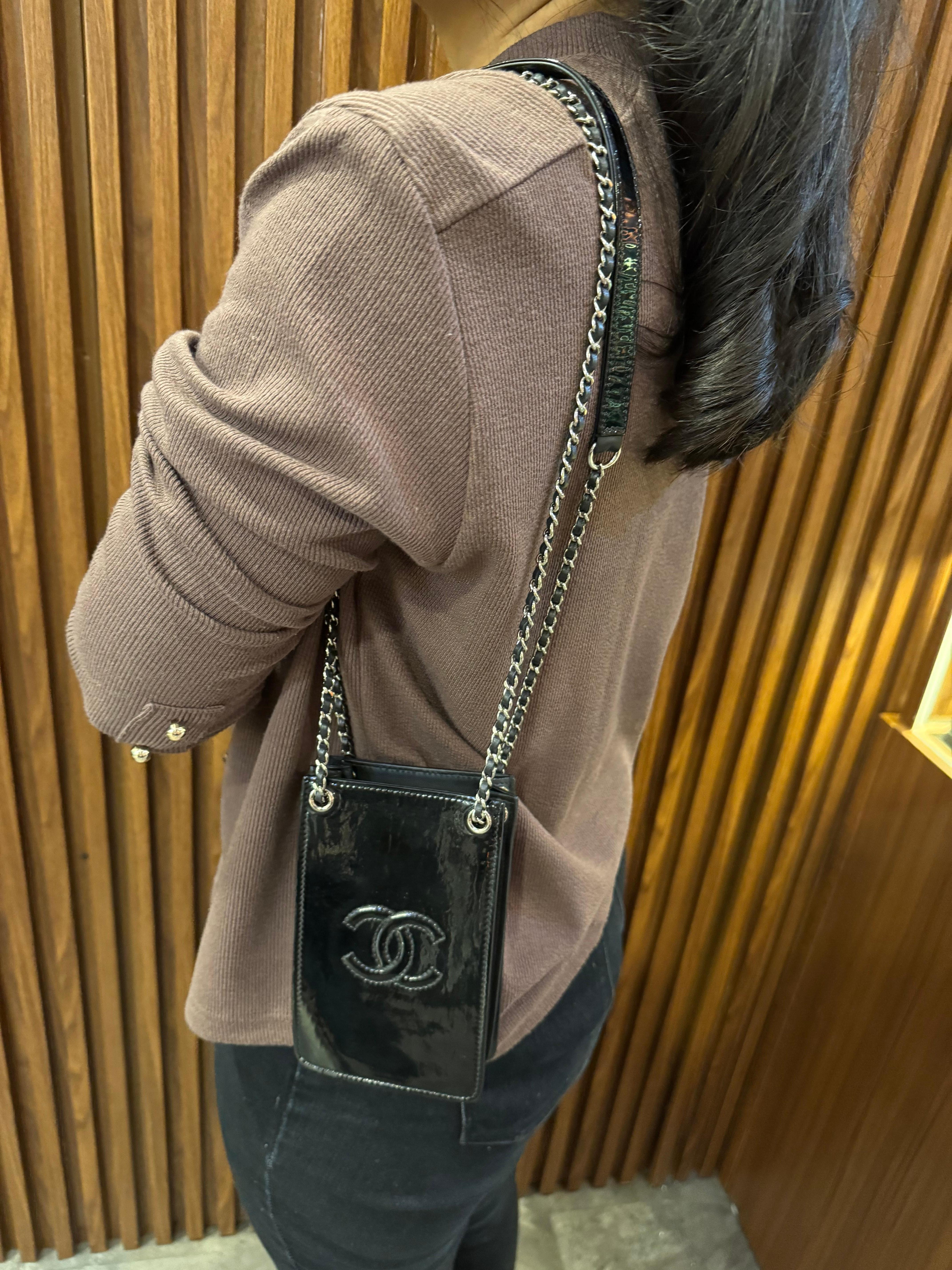 Chanel Black Patent CC Mini Phone Holder Crossbody Bag im Angebot 11