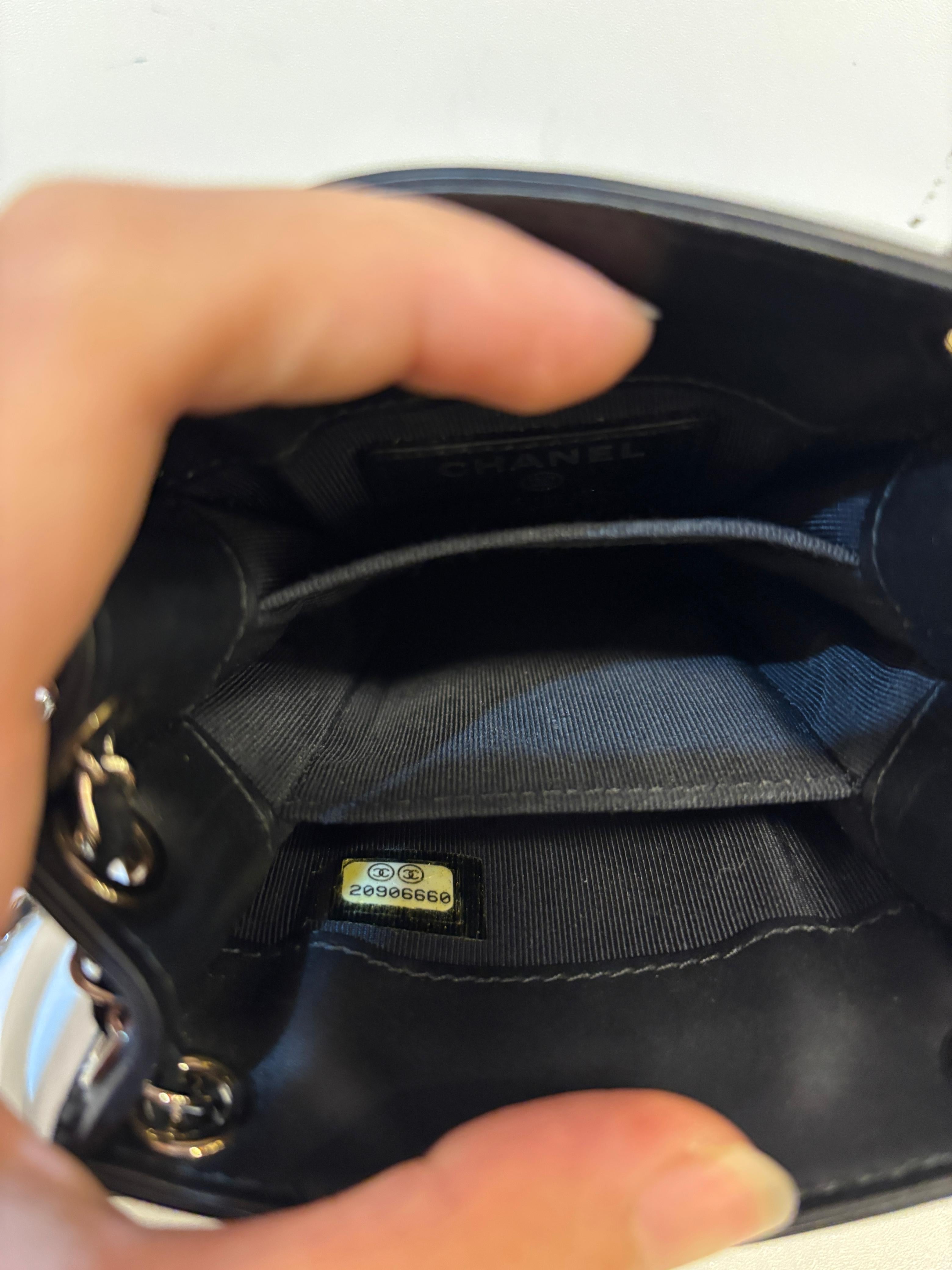 Chanel Black Patent CC Mini Phone Holder Crossbody Bag (Schwarz) im Angebot