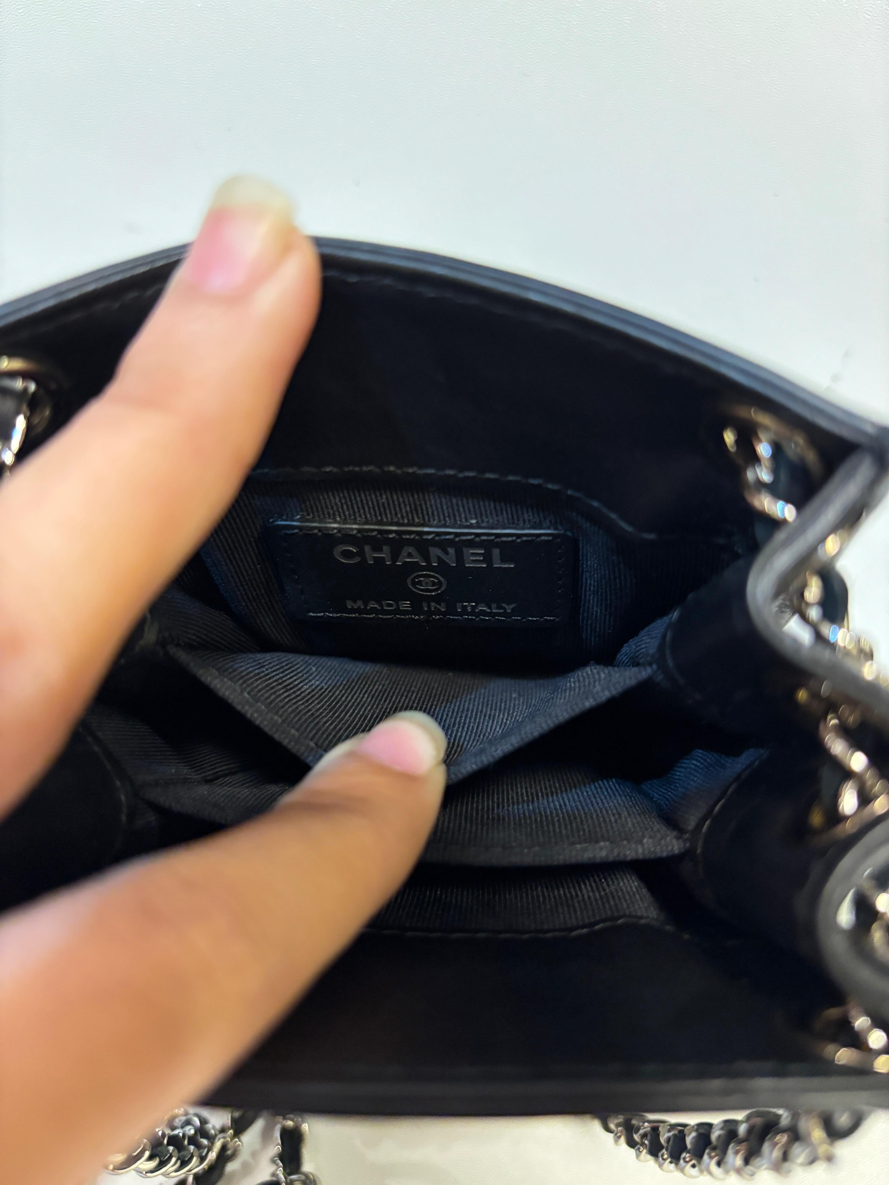 Chanel Black Patent CC Mini Phone Holder Crossbody Bag im Zustand „Gut“ im Angebot in Jakarta, Daerah Khusus Ibukota Jakarta