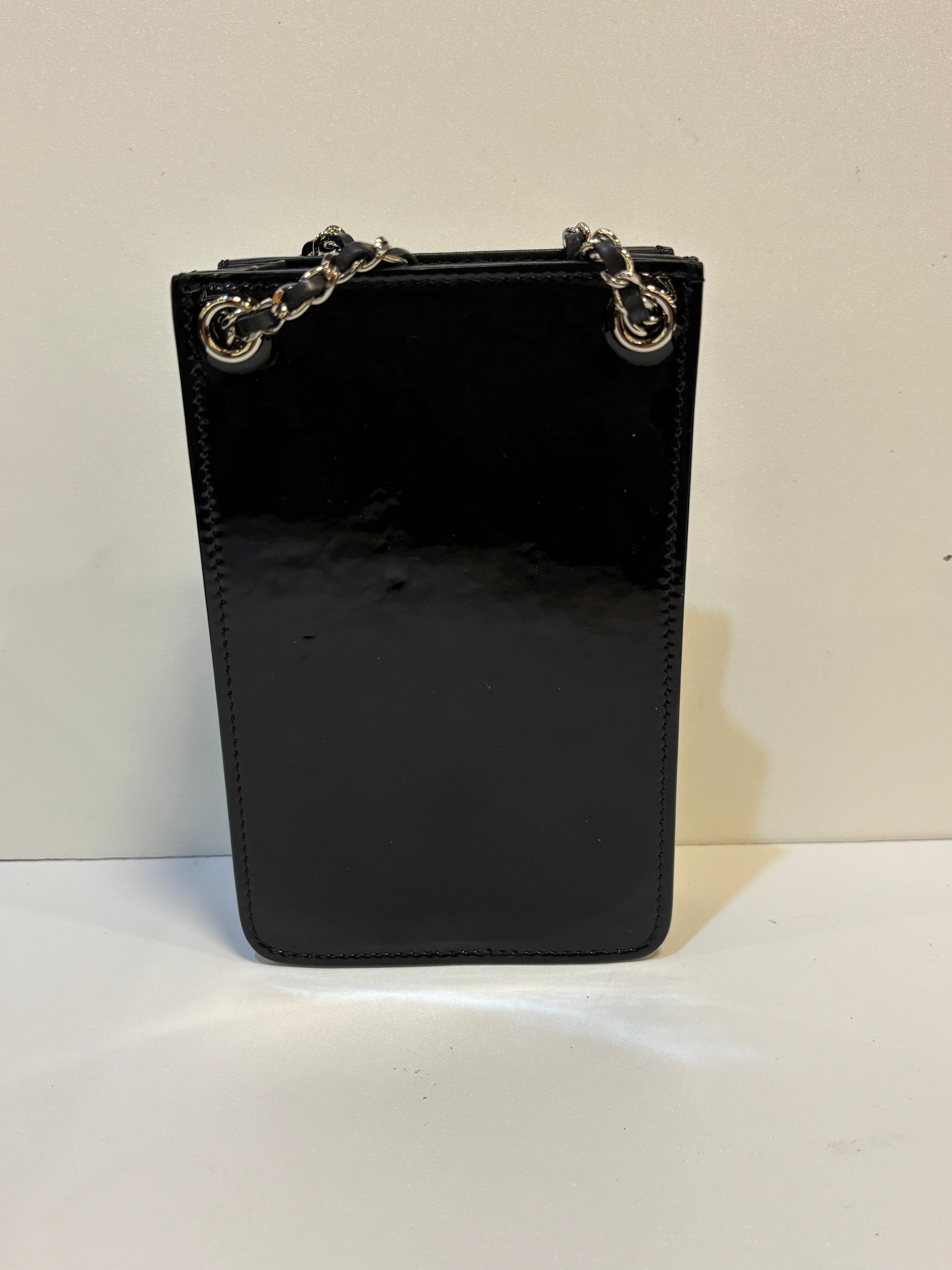 Chanel Black Patent CC Mini Phone Holder Crossbody Bag für Damen oder Herren im Angebot