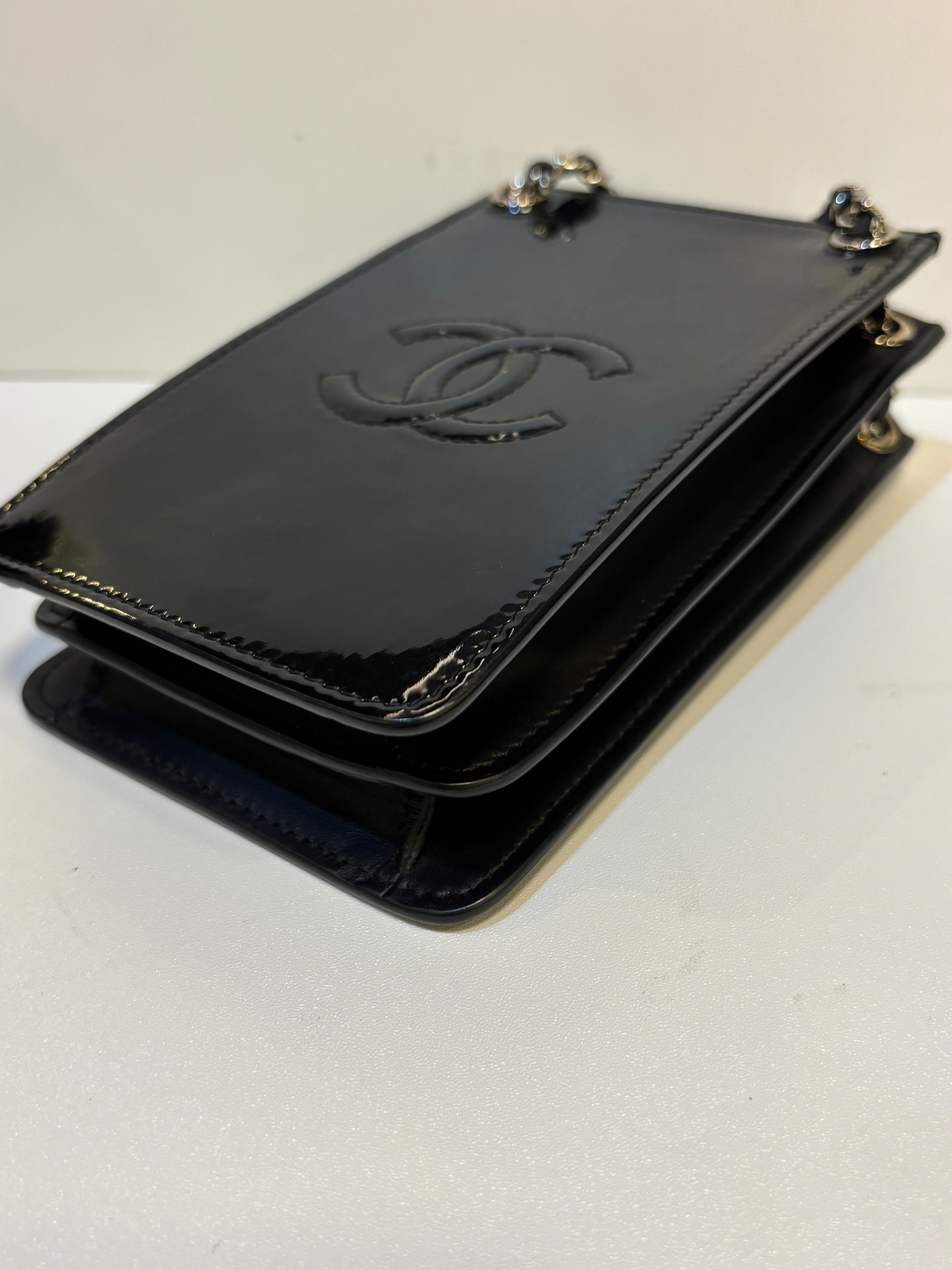 Chanel Black Patent CC Mini Phone Holder Crossbody Bag im Angebot 1