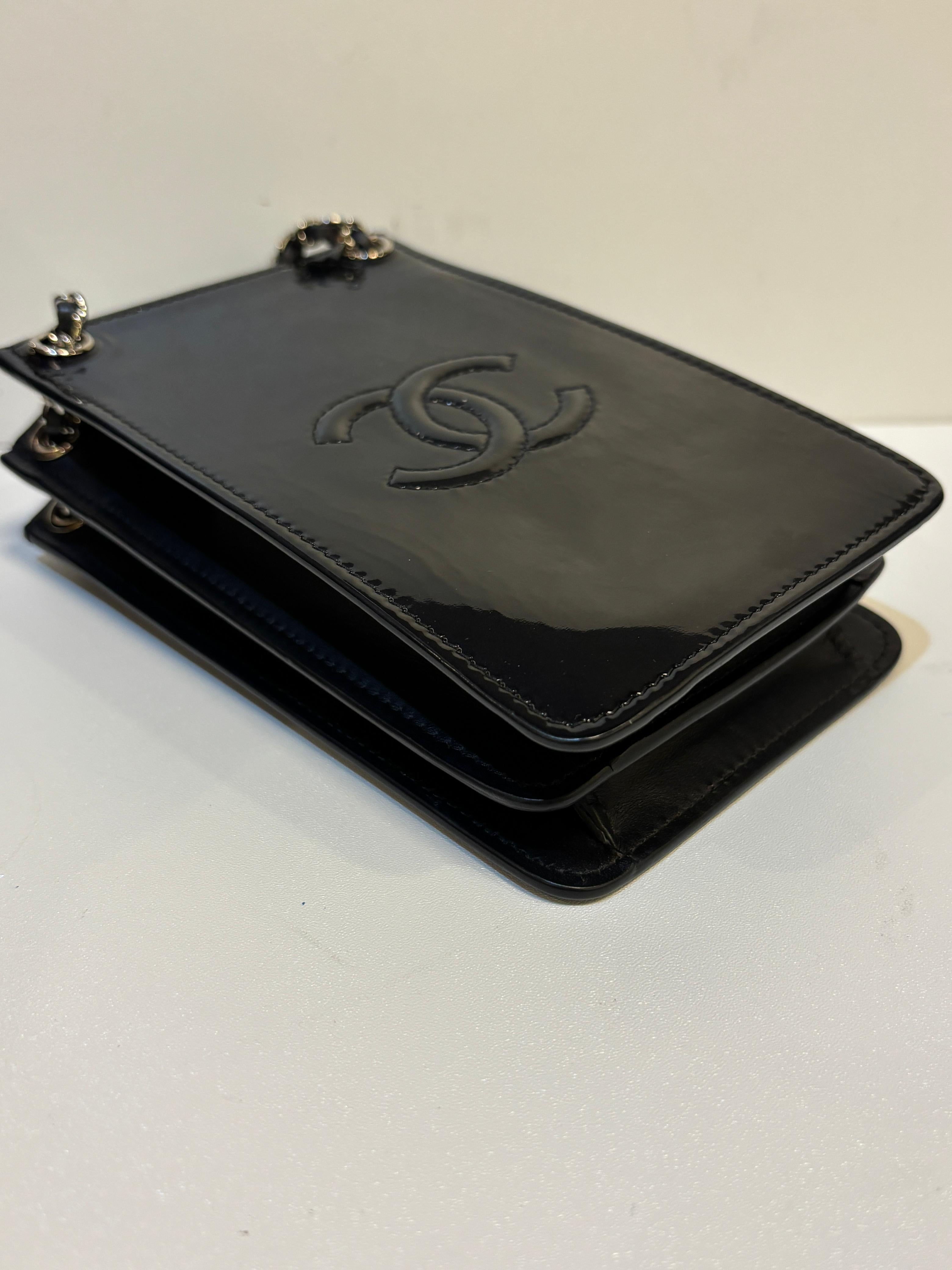 Chanel Black Patent CC Mini Phone Holder Crossbody Bag im Angebot 4