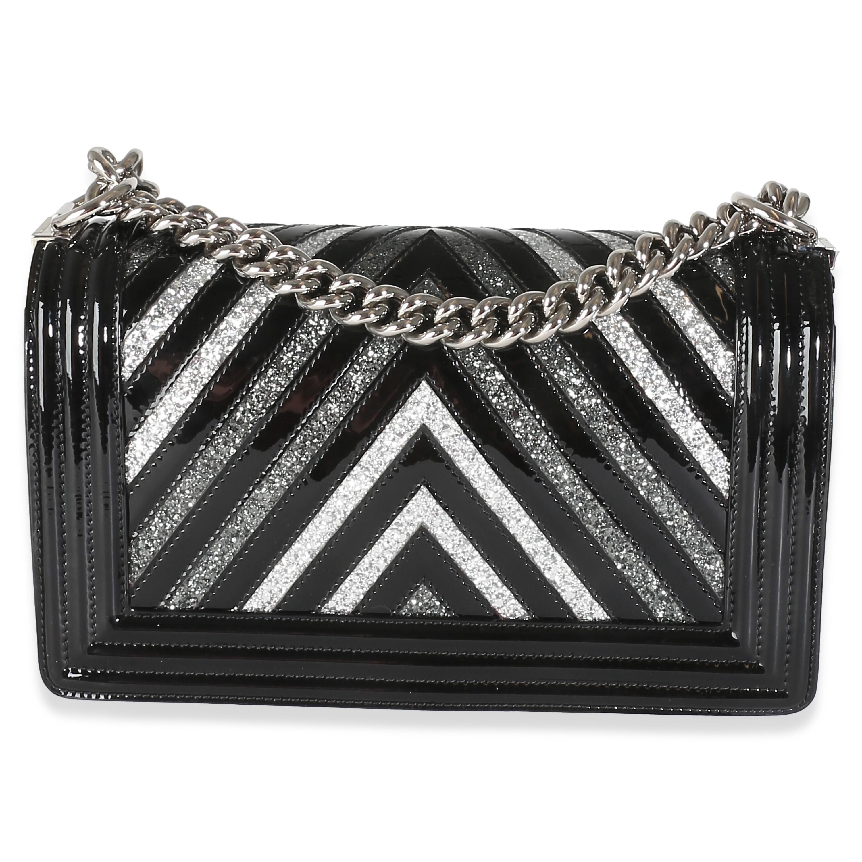 Título del listado: Chanel Negro Patente Chevron Glitter PVC Viejo Bolso Mediano Niño
CÓDIGO SKU: 142771
Estado: Seminuevo 
Descripción del estado: Un clásico instantáneo, el bolso Boy de Chanel se presentó en 2011. El bolso acolchado fue diseñado