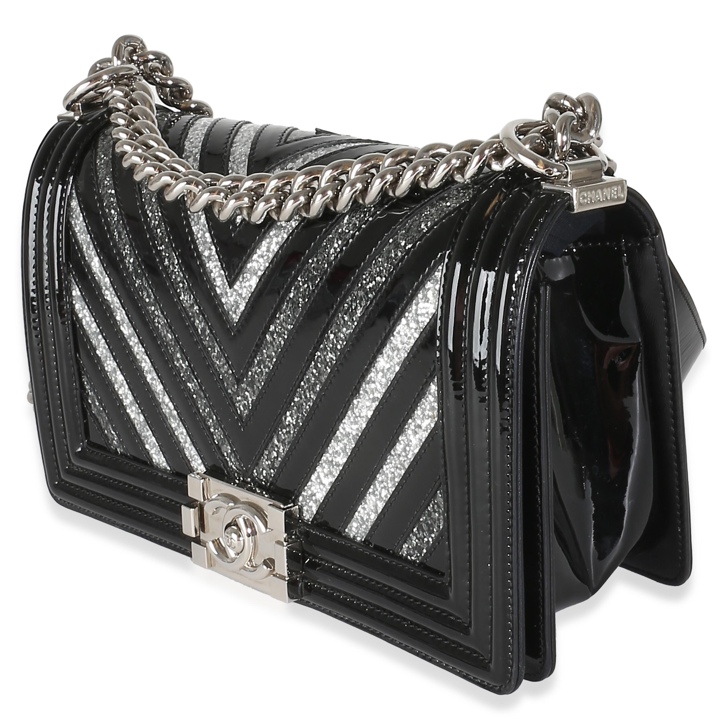 Femenino o masculino Chanel Negro Charol Chevron Purpurina PVC Viejo Bolso Mediano Niño en venta