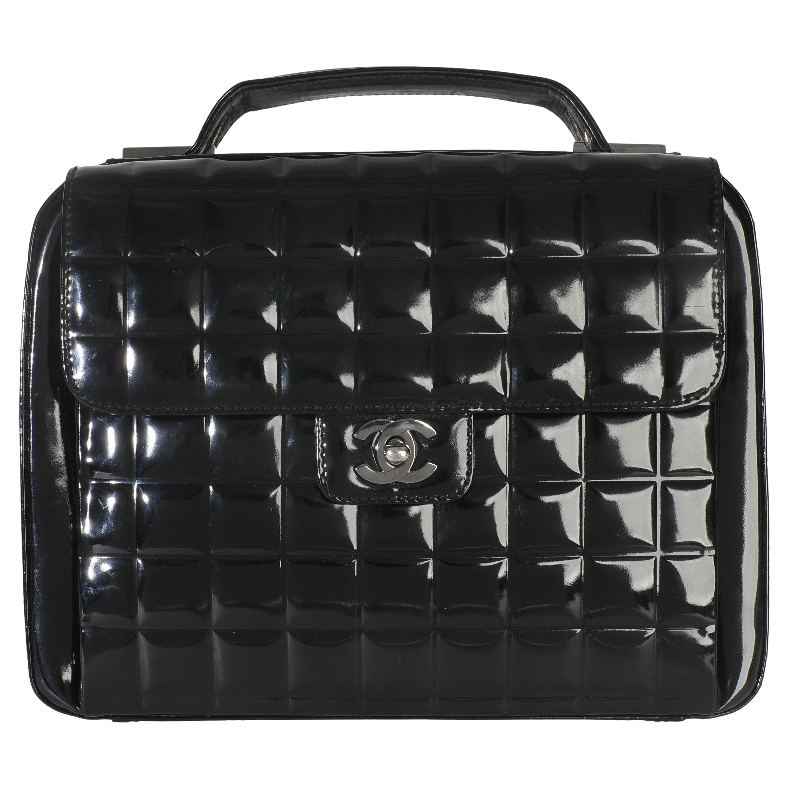 Chanel - Sac à main à rabat avec barre de chocolat, verni noir en vente