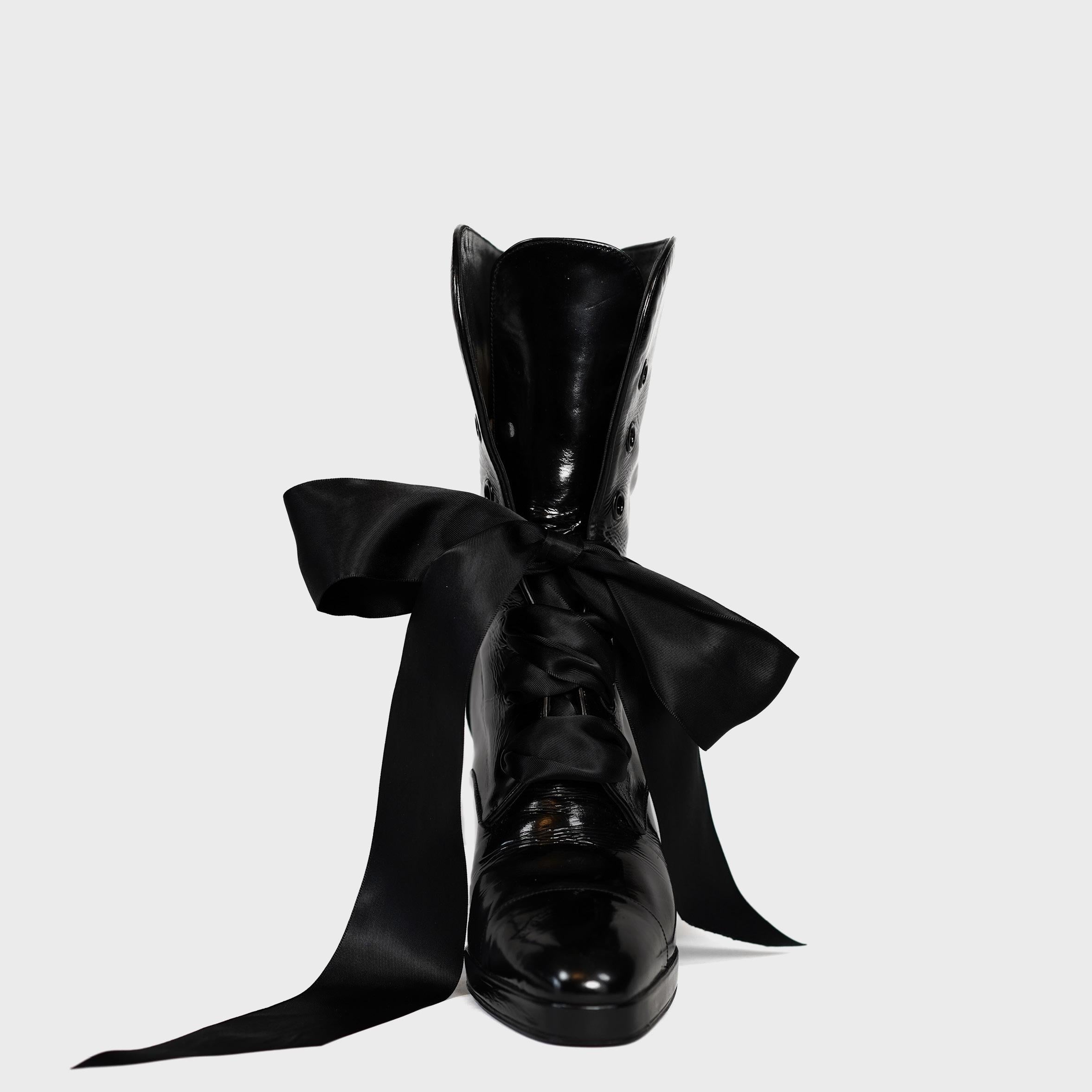 Nero Chanel Stivali in vernice nera con lacci di Karl Lagerfeld, Autunno/Inverno 1994 in vendita