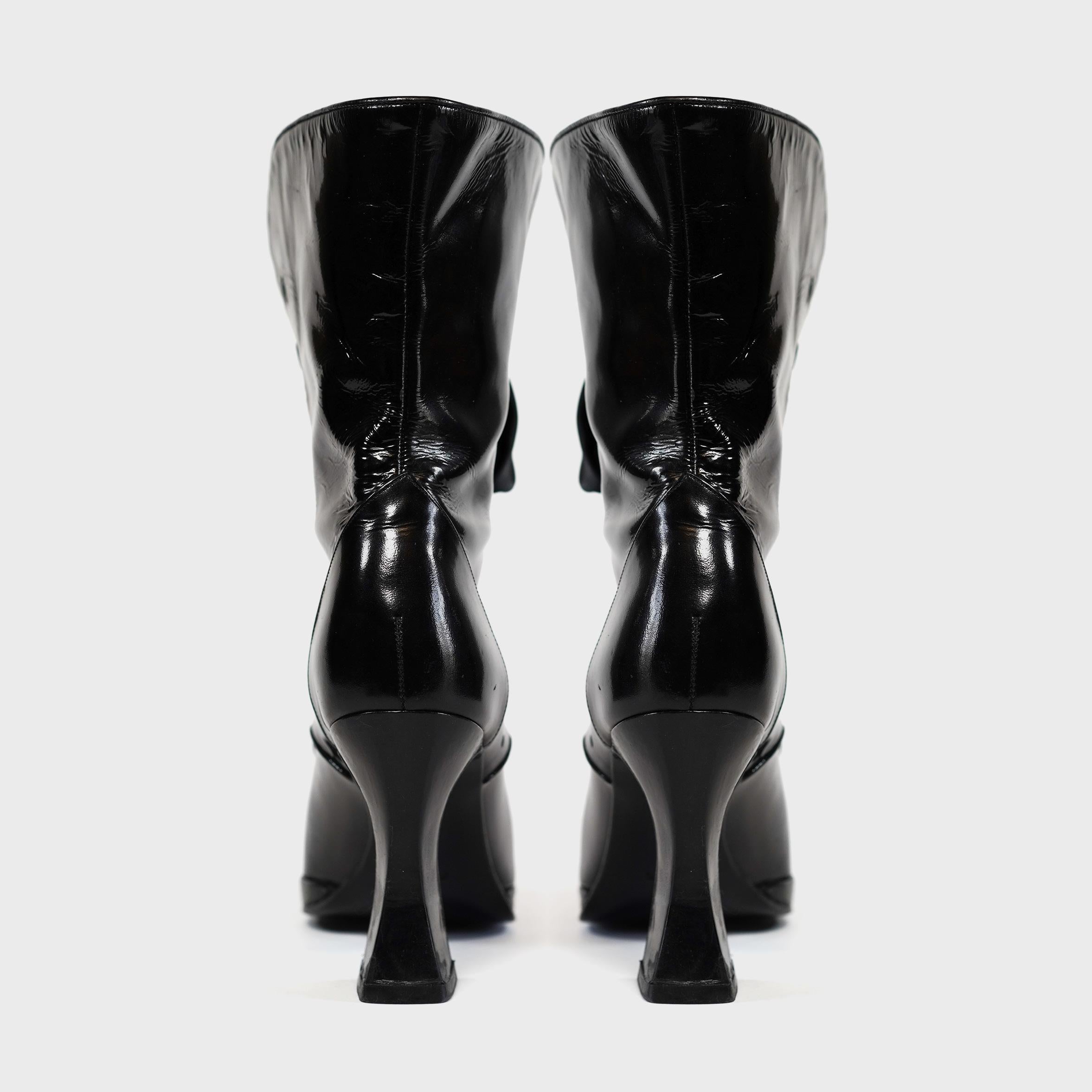 Chanel Stivali in vernice nera con lacci di Karl Lagerfeld, Autunno/Inverno 1994 In condizioni ottime in vendita a Paris, FR