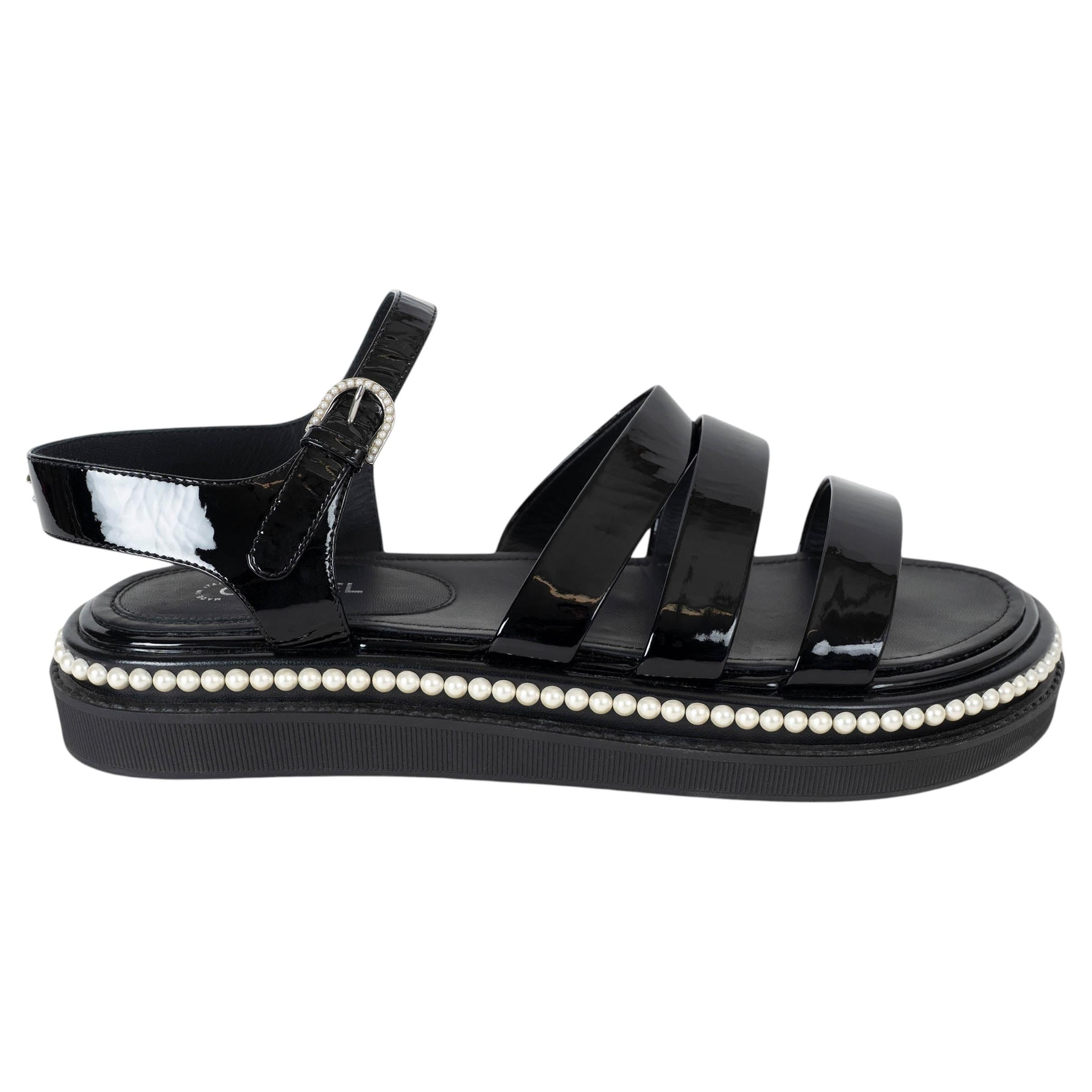 CHANEL cuir verni noir 17P PEARL TRIM FLAT Sandales Chaussures 41 fit 40 en vente