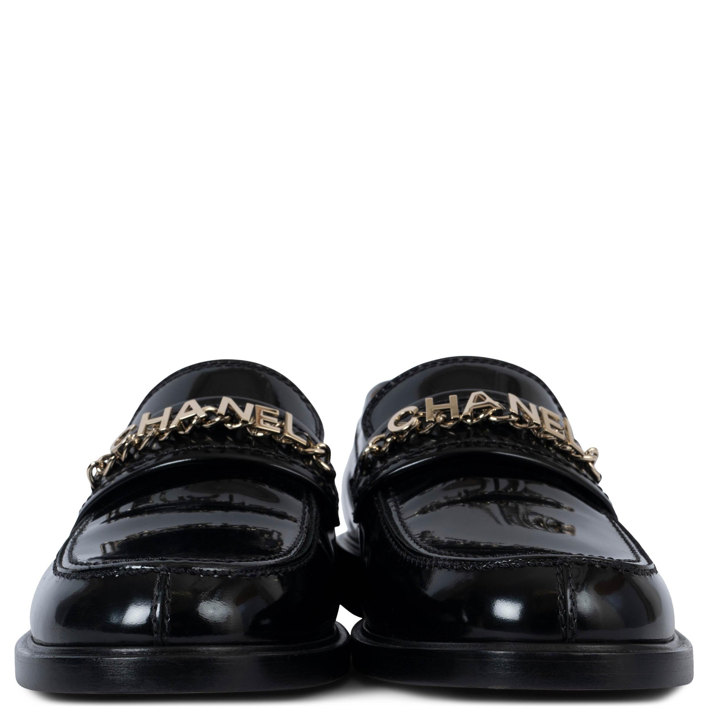 Mocassins 100 % authentiques en cuir de veau noir brillant, ornés du logo en lettres dorées légères monté sur la chaîne signature et du logo CC en métal sur le talon. N'ont été portées qu'une seule fois et sont dans un état pratiquement neuf.

2022