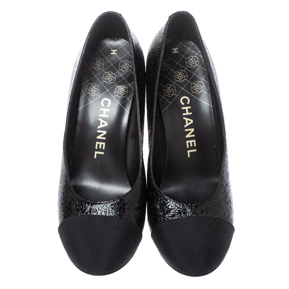 We rarely get to see creations as elegant as these pumps from Chanel. They've been wonderfully designed using black patent leather and decorated with fabric cap toes along with beguiling pearl embellishments and petite CC motifs on the block heels.