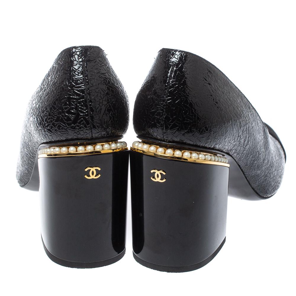 Chanel Black Patent Leather And Fabric Cap Toe Pearl Heel Pump Size 39.5 In Good Condition In Dubai, Al Qouz 2
