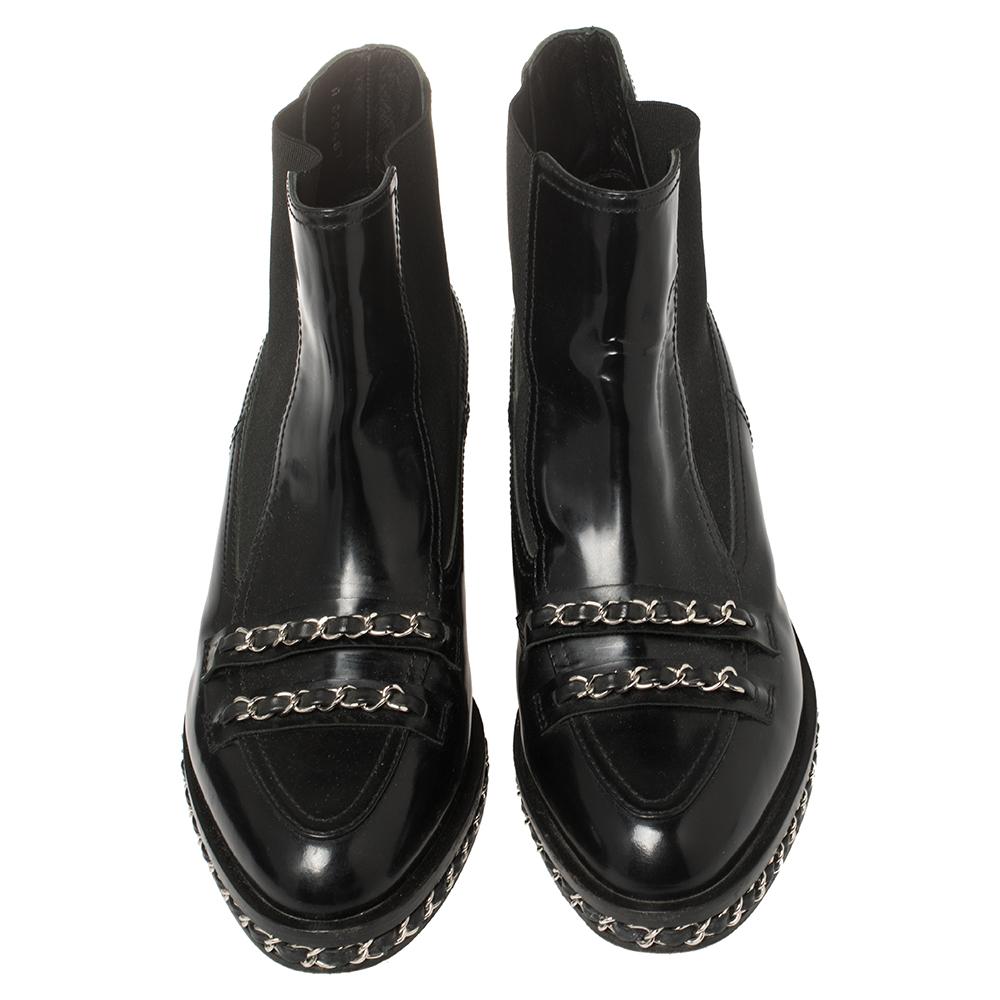 Stilvoll:: klassisch und perfekt:: um Ensembles aufzuwerten:: sind diese Chanel-Stiefeletten ein Must-Have. Sie sind aus Lackleder & gefertigt und präsentieren sich in einem schwarzen Farbton. Sie sind mit Kettenverzierungen:: 4 cm hohen Absätzen