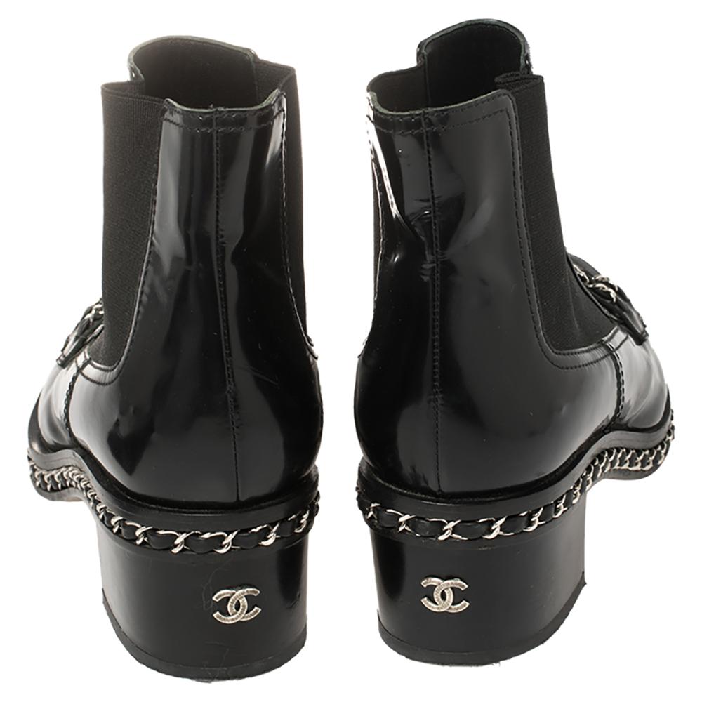 Chanel Schwarz Lackleder und Stoff Kette verschönert Stiefeletten Größe 40 im Zustand „Gut“ in Dubai, Al Qouz 2