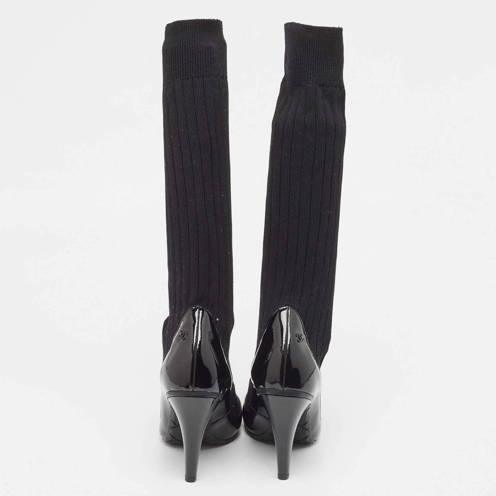 Chanel Schwarze Sock Pumps aus Lackleder und Strickstoff Größe 35 im Angebot 1
