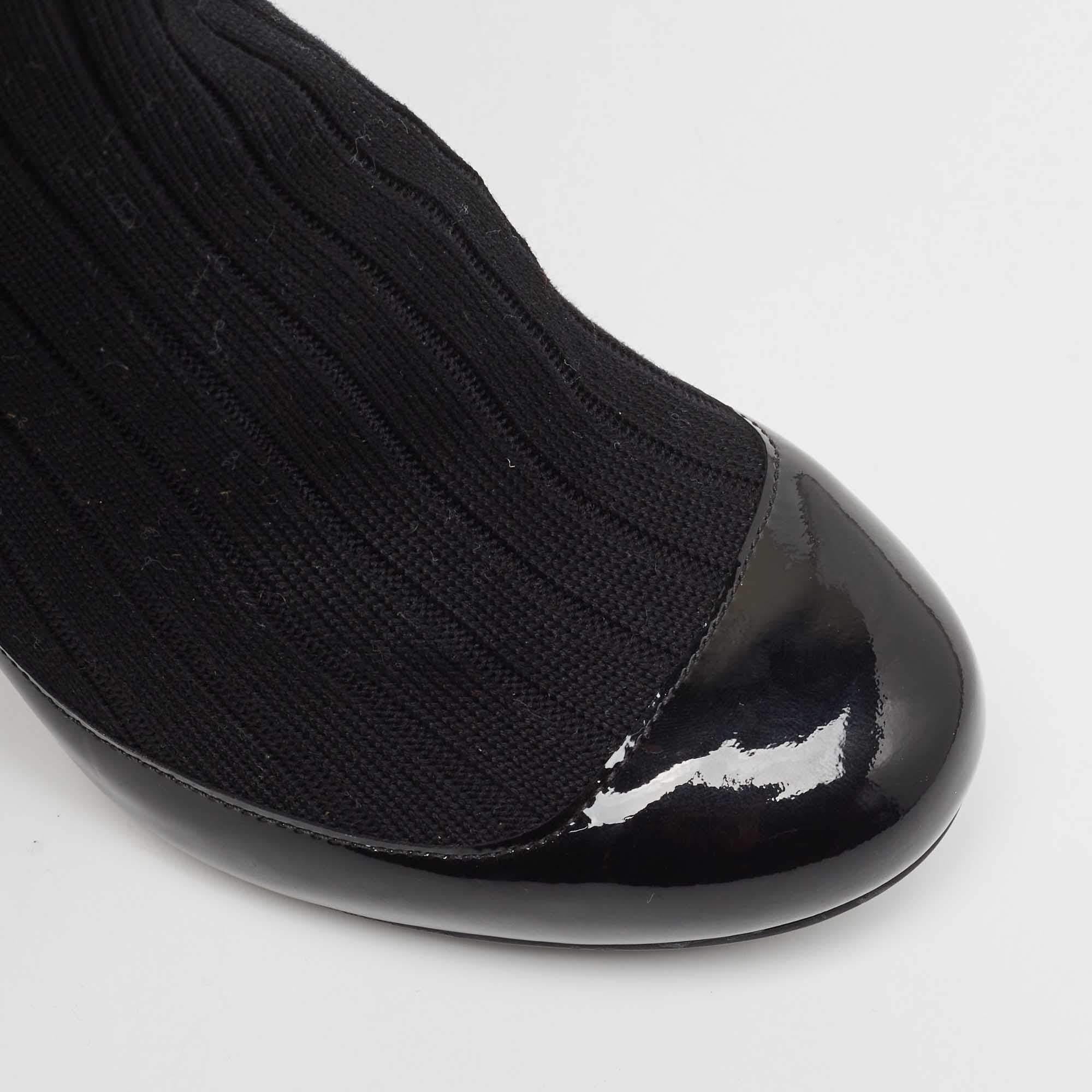 Chanel Schwarze Sock Pumps aus Lackleder und Strickstoff Größe 35 im Angebot 3