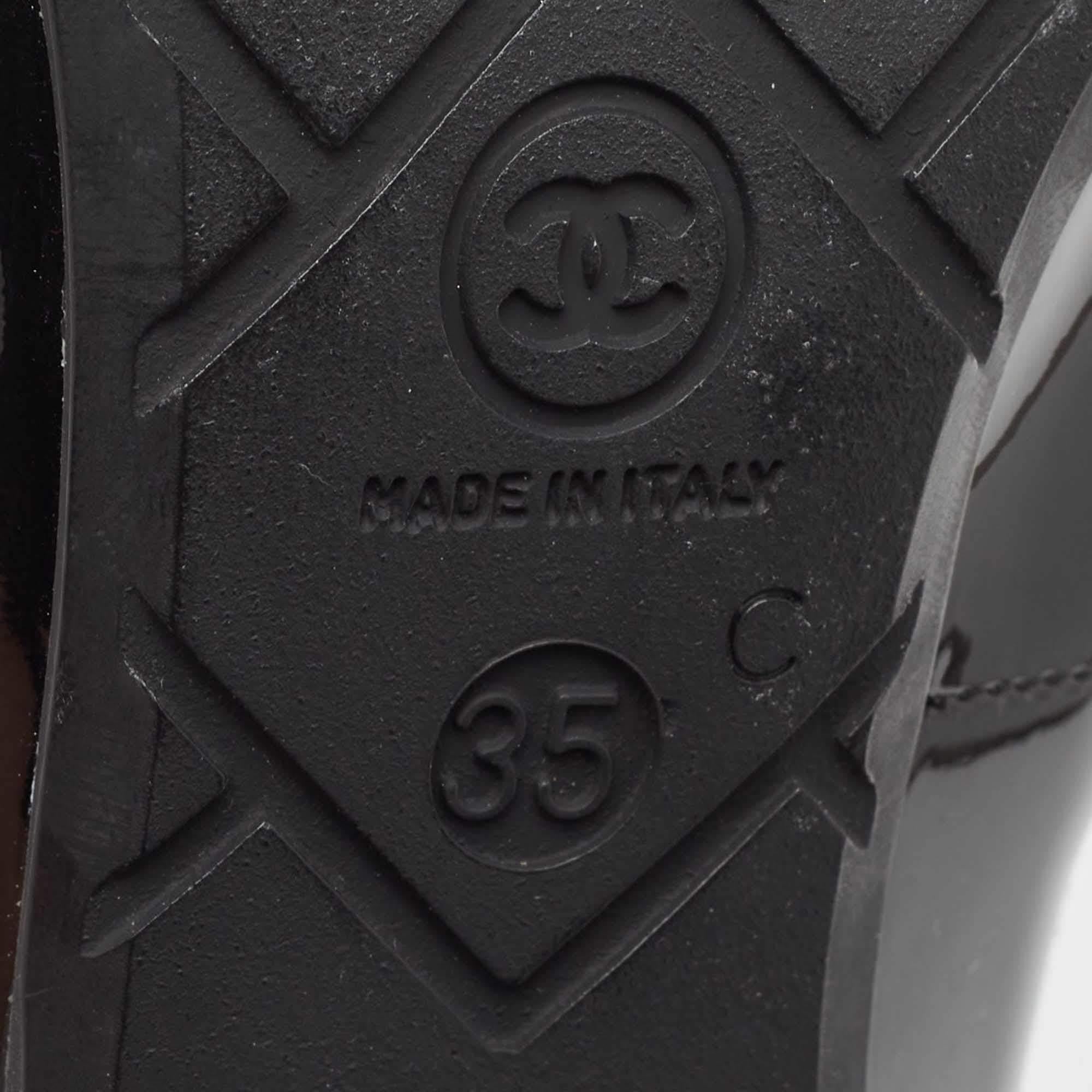 Chanel Schwarze Sock Pumps aus Lackleder und Strickstoff Größe 35 im Angebot 4