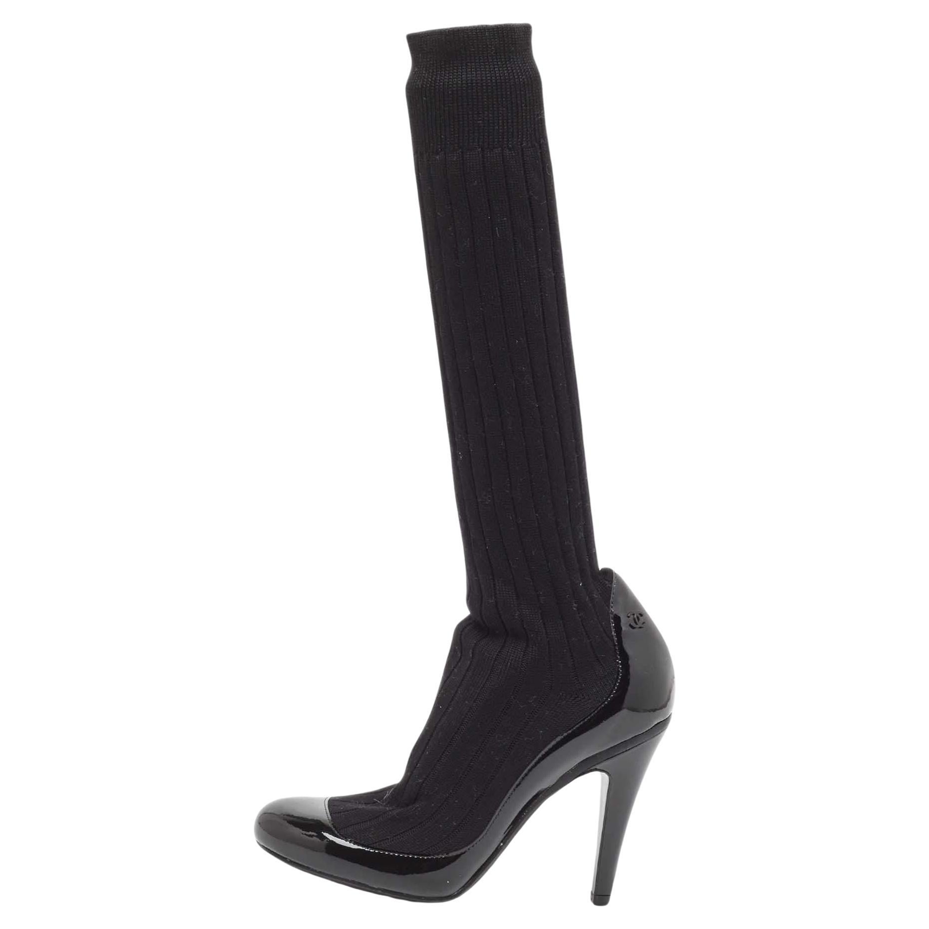 Chanel Schwarze Sock Pumps aus Lackleder und Strickstoff Größe 35 im Angebot