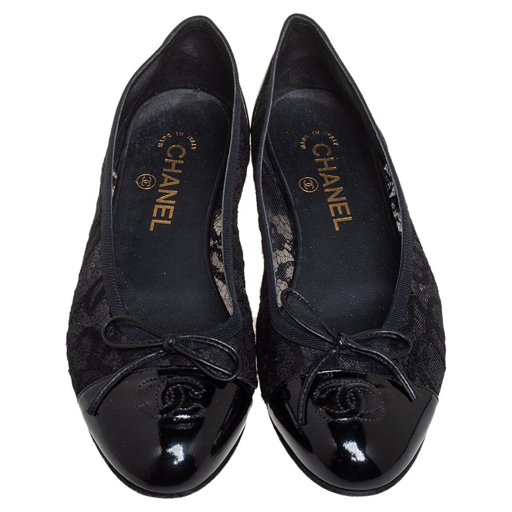 Minimalistic yet fashionable, these Chanel ballet flats are perfect for channeling an air of elegance. These flats are crafted from patent leather and lace and feature cap toes with the signature CC logo stitch detailing. They also flaunt bows at