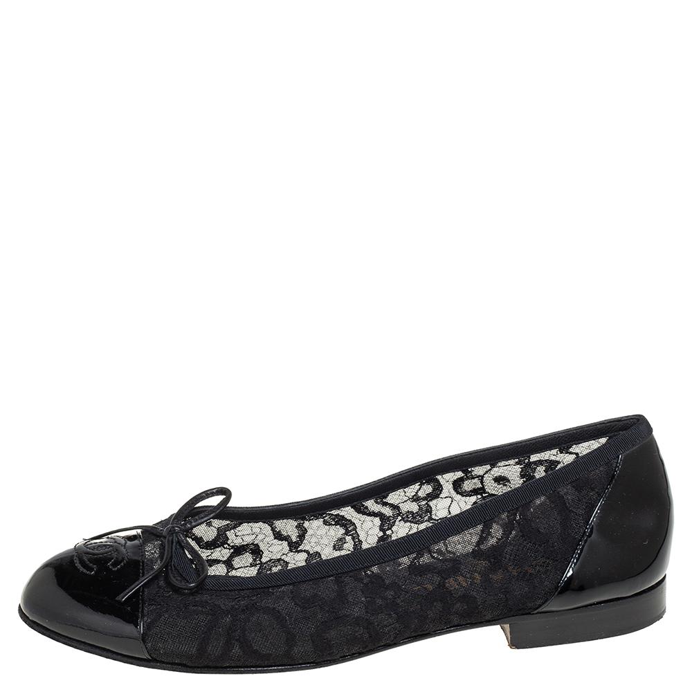 Chanel Black Patent Leather And Lace Ballet Flats Size 38 In Good Condition In Dubai, Al Qouz 2