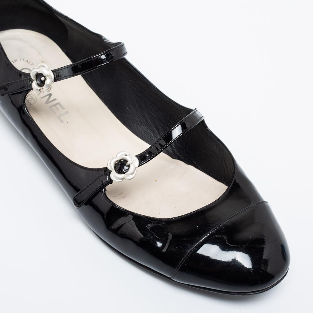 Chanel Black Patent Leather Cap Toe Strappy Ballet Flats Size 41 In Good Condition In Dubai, Al Qouz 2