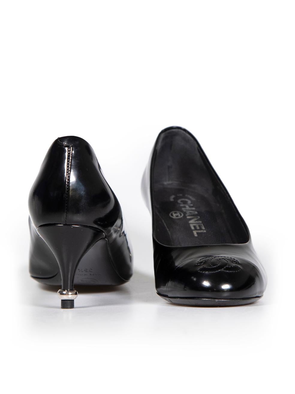 Chanel Black Patent Leather CC Cap-Toe Pumps Size IT 35.5 In Good Condition For Sale In London, GB