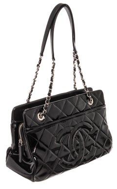 Chanel Schwarze Tragetasche aus Lackleder mit CC-Kette
