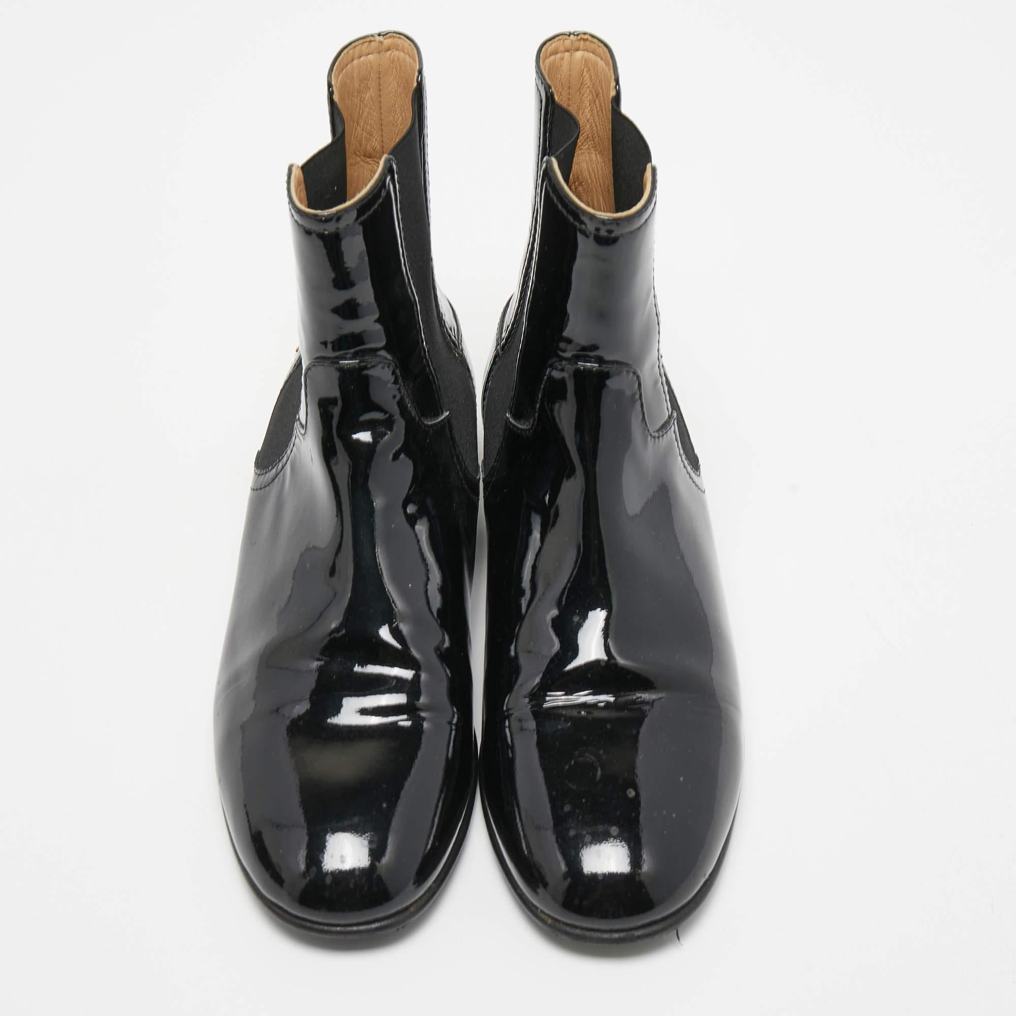 Chanel Black Patent Leather CC Chelsea Boots Size 39.5 In Good Condition In Dubai, Al Qouz 2