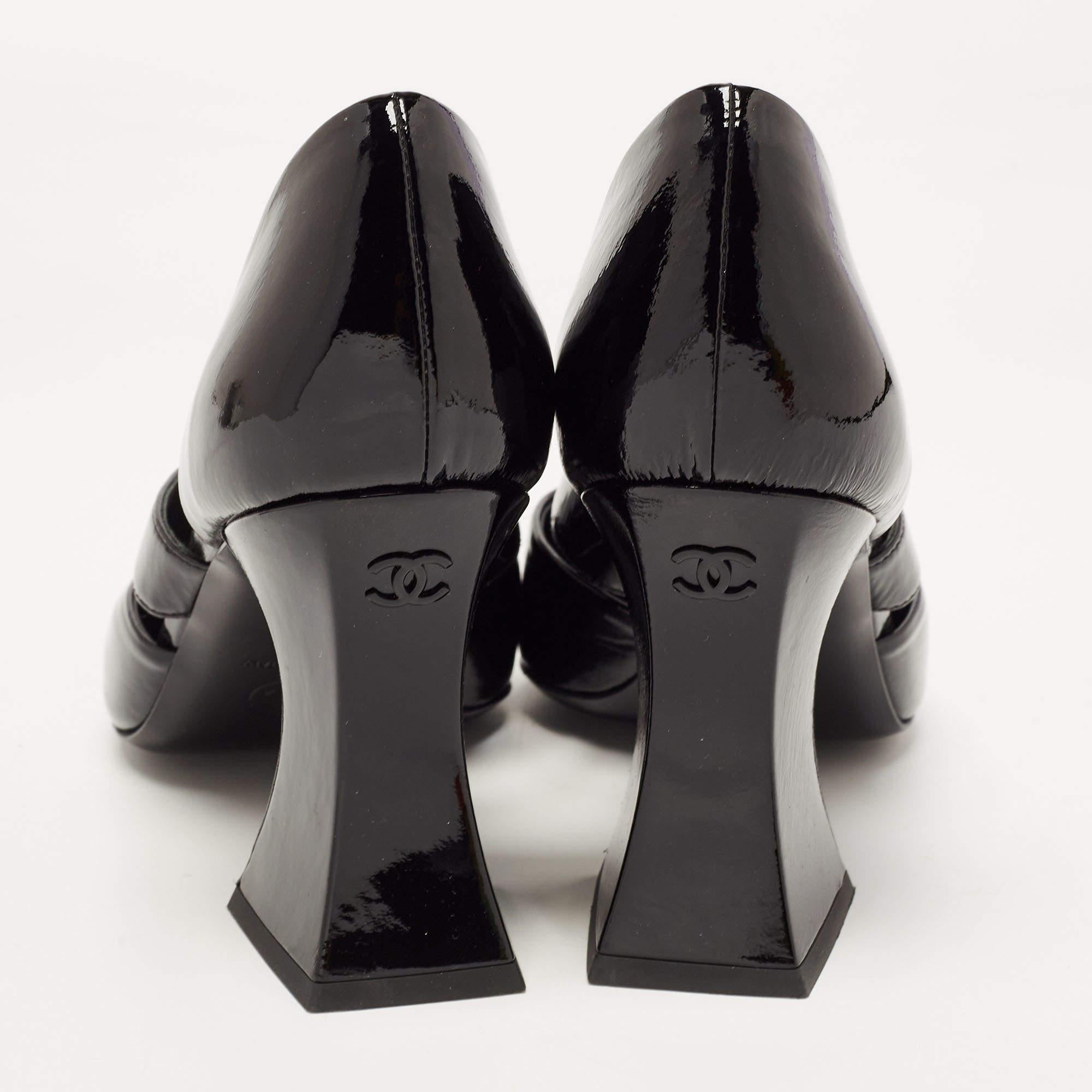 Chanel Black Patent Leather CC D'orsay Pumps Size 39 In Good Condition In Dubai, Al Qouz 2