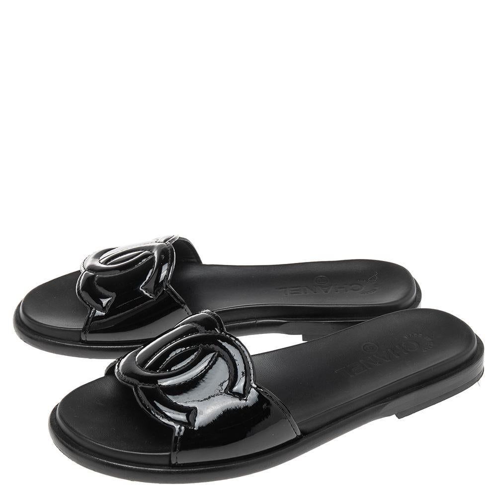 Chanel Black Patent Leather CC Flat Slides Size 38.5 In Good Condition In Dubai, Al Qouz 2