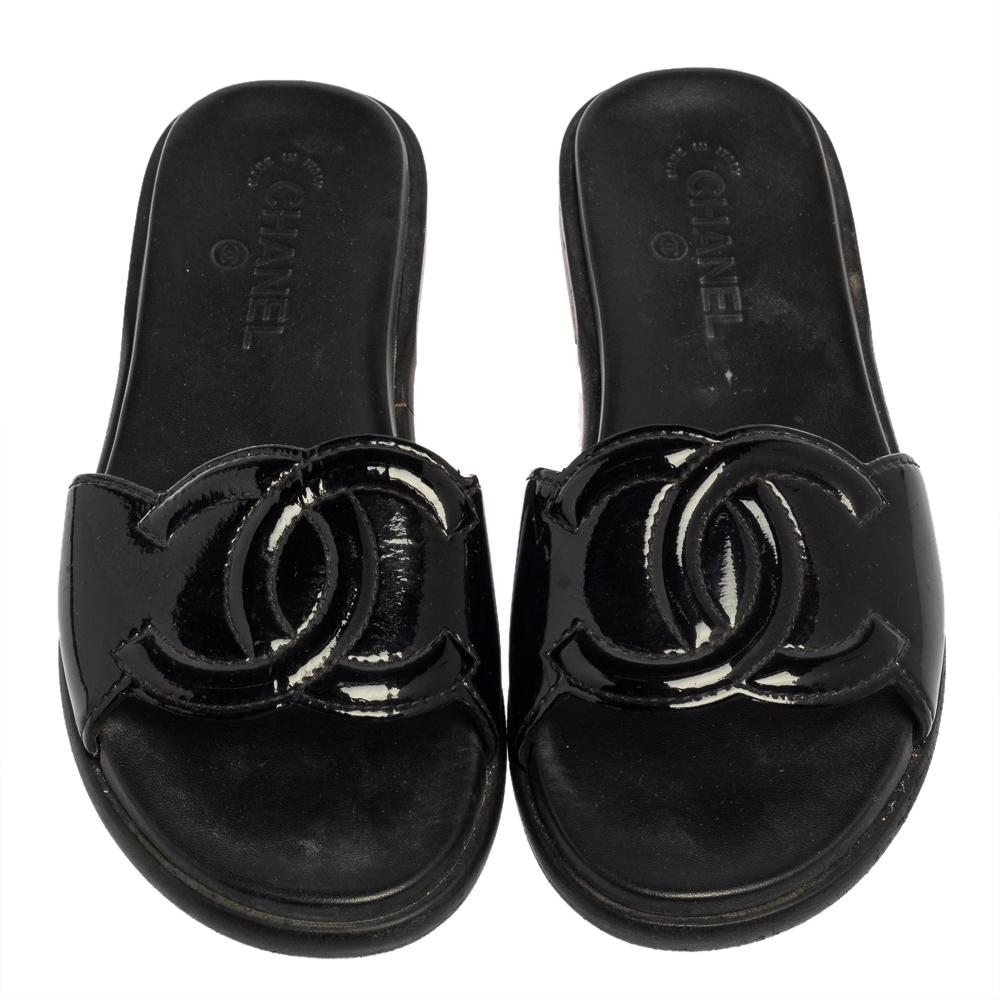These slides from Chanel are trendy and easy to slip on. They have been crafted from glossy patent leather and designed with their signature CC logo on the uppers. They come in a classic shade of black that is extremely versatile. This is one pair
