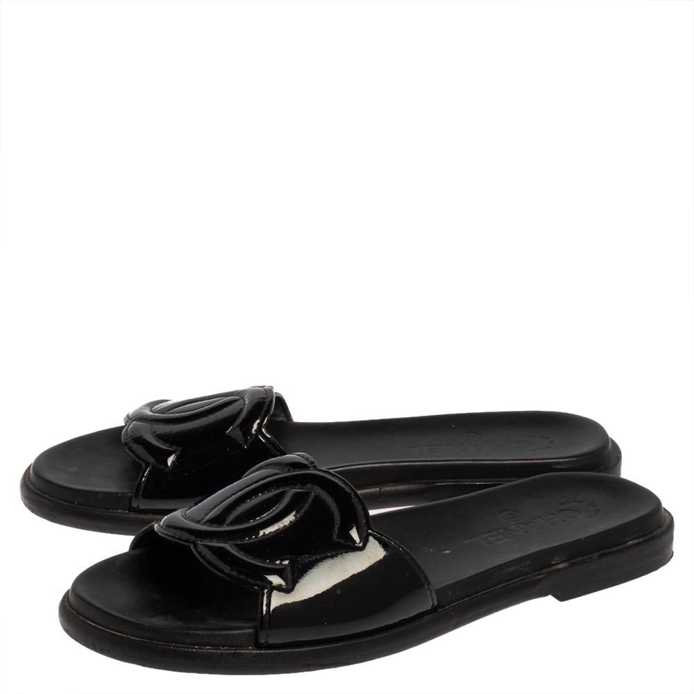 Women's Chanel Black Patent Leather CC Flat Slides Size 39