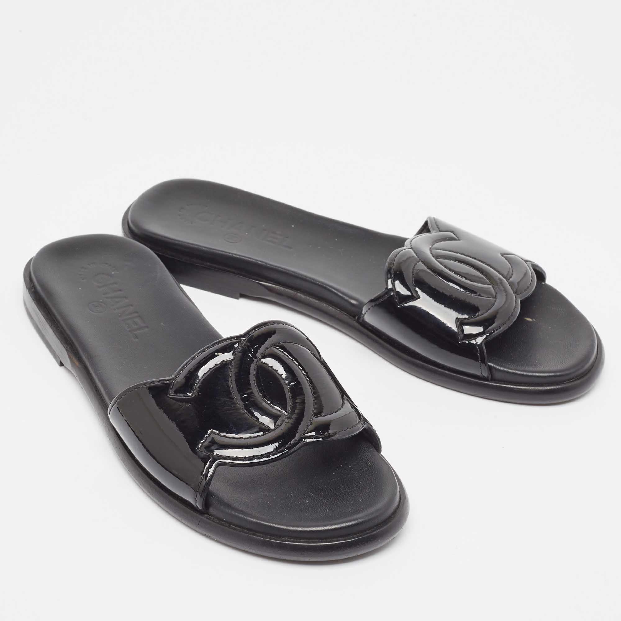 Chanel Black Patent Leather CC Flat Slides Size 39.5 In Good Condition In Dubai, Al Qouz 2