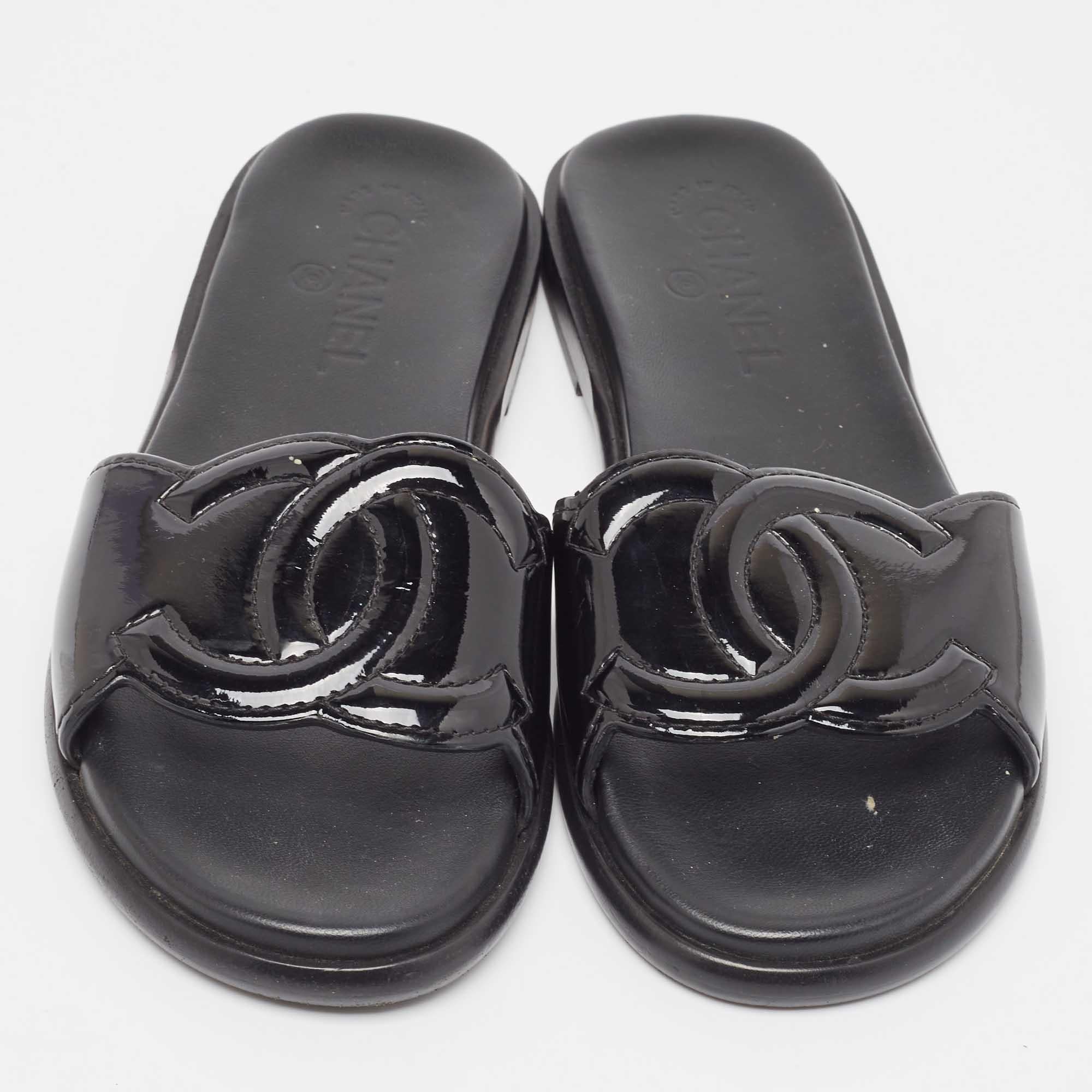 Women's Chanel Black Patent Leather CC Flat Slides Size 39.5