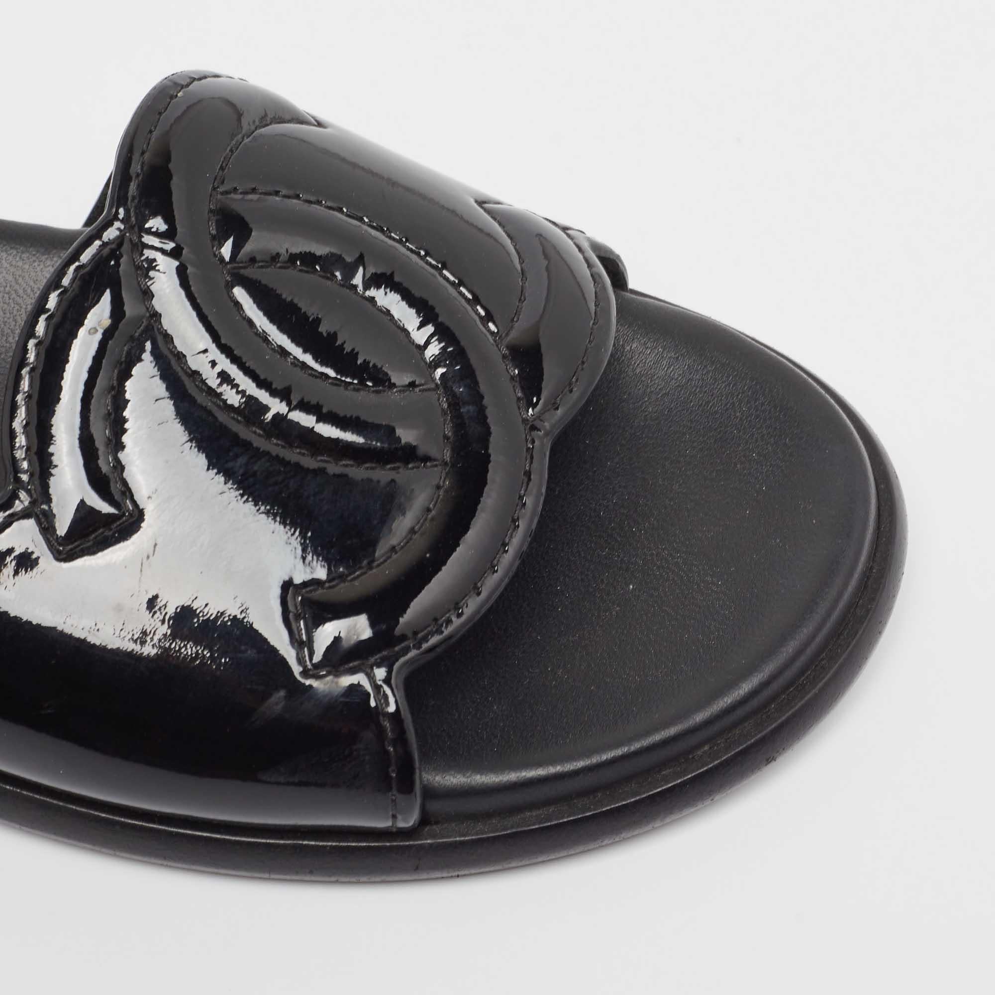 Chanel Black Patent Leather CC Flat Slides Size 39.5 3