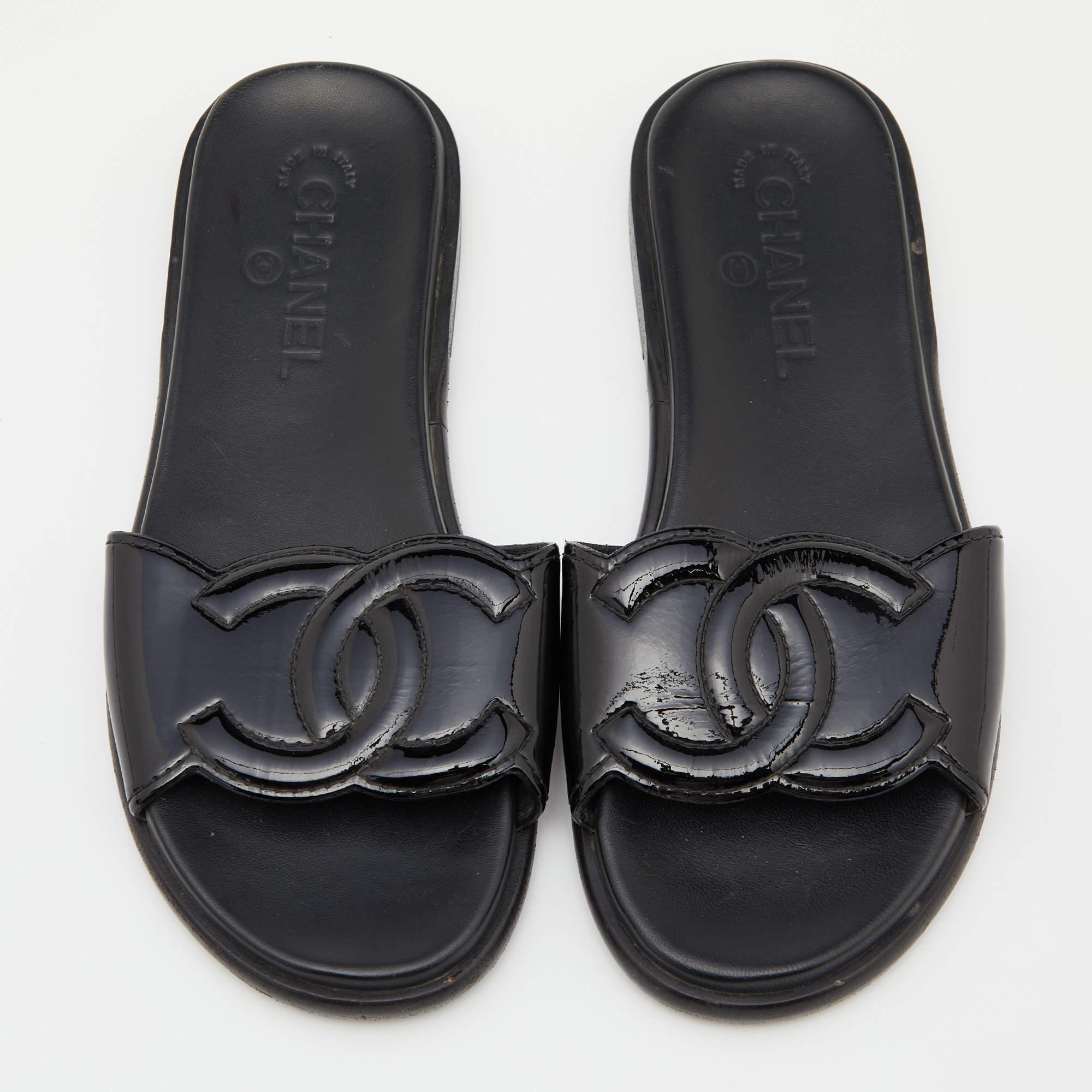 Chanel Black Patent Leather CC Flats Slide Size 37 In Good Condition In Dubai, Al Qouz 2