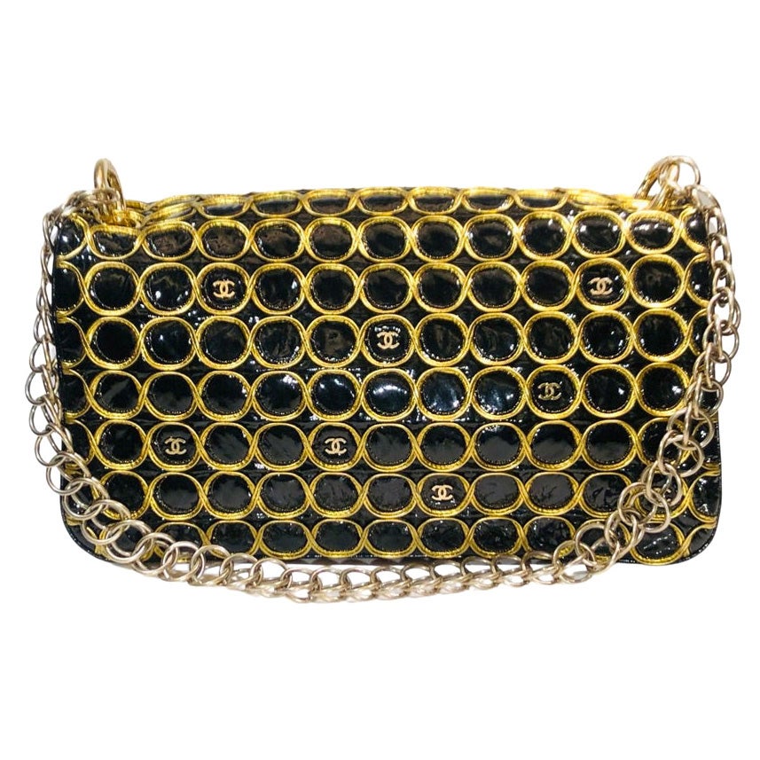 Chanel Bolso bandolera/de mano de charol negro CC con cadena bordada en oro