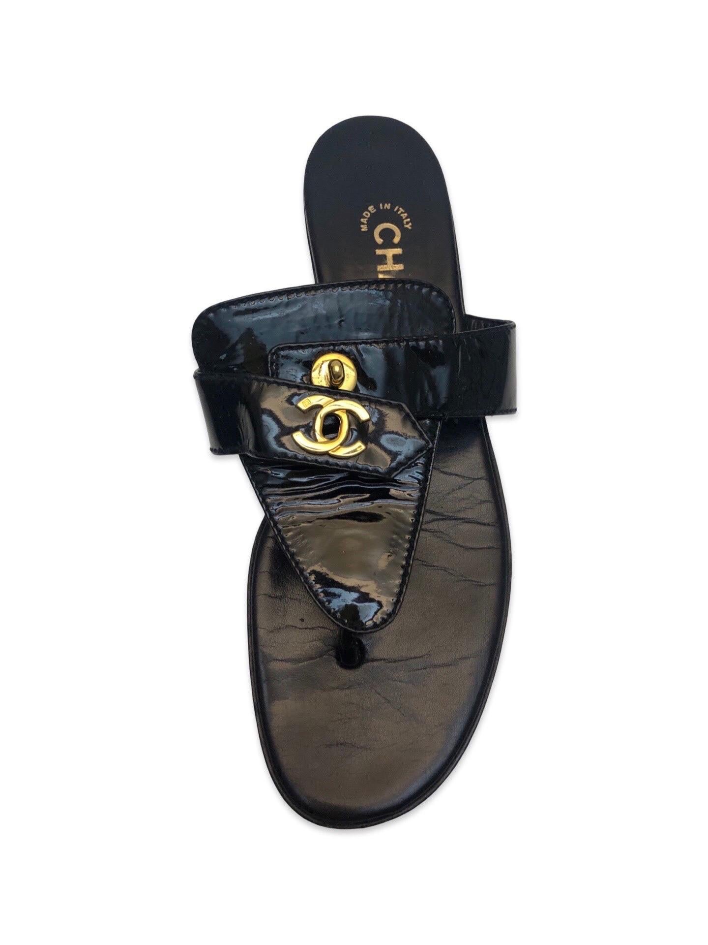 Black Chanel black patent leather CC gold hardware turn-lock sandals For Sale