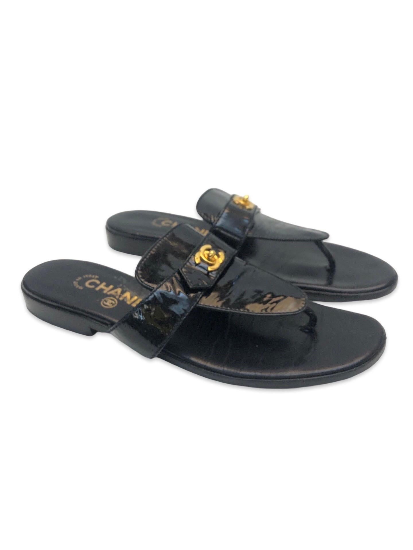 Women's or Men's Chanel black patent leather CC gold hardware turn-lock sandals For Sale