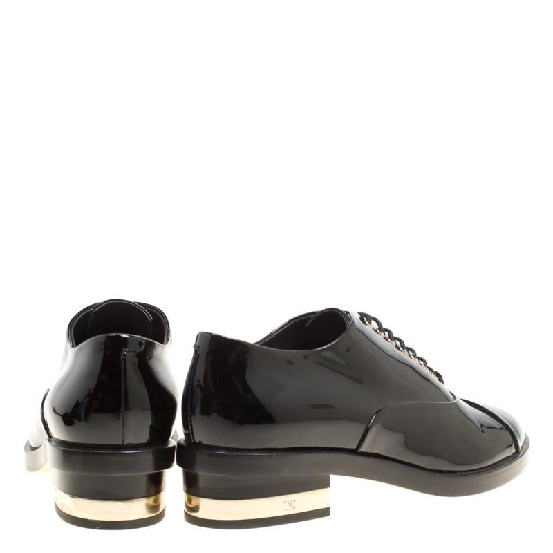 Chanel Black Patent Leather CC Lace Up Oxfords Size 35 In Good Condition In Dubai, Al Qouz 2