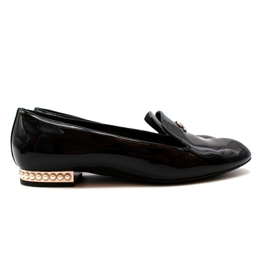 Chanel Schwarz Lackleder CC Loafers mit Perlen

-Schönes silbernes Metall ikonischen CC-Logo auf der Vorderseite 
-Schönes Perlendetail an den Fersen 
-Luxuriöses weiches Lederfutter 
-Eleganter zeitloser Stil 
-Der neutrale schwarze Farbton macht