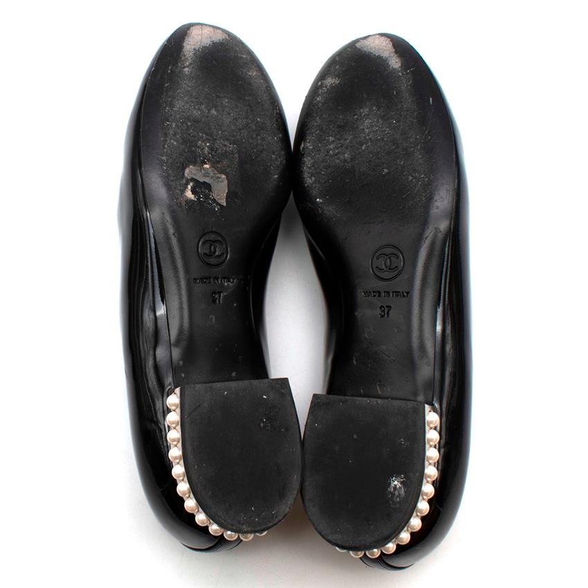 Chanel Schwarz Lackleder CC Loafers mit Perlen - Größe 37 1