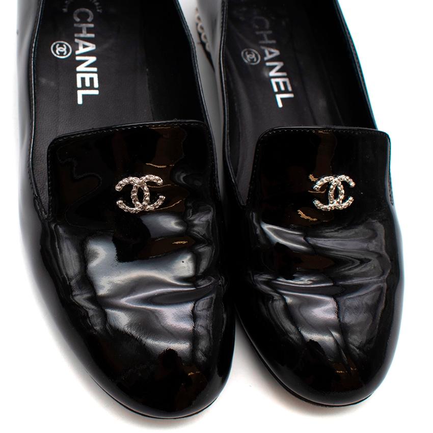 Chanel Schwarz Lackleder CC Loafers mit Perlen - Größe 37 4