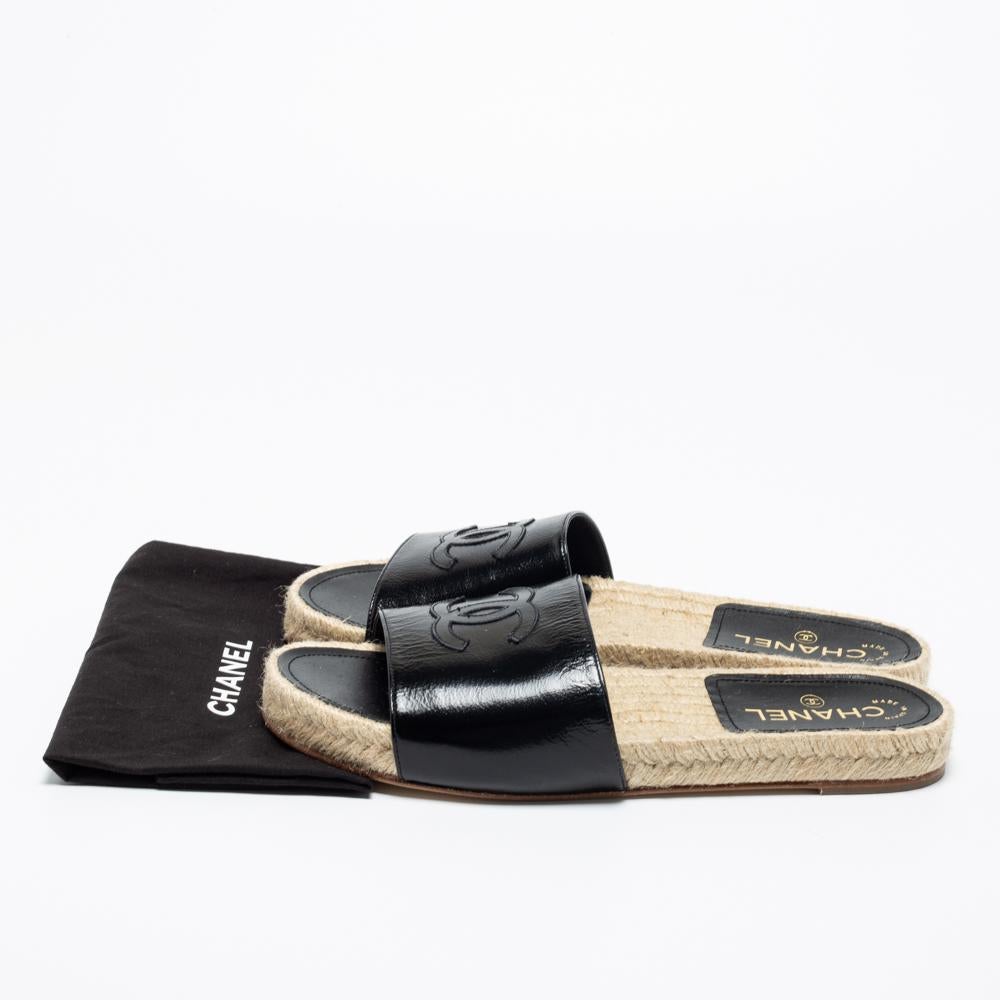 Chanel Black Patent Leather CC Logo Flat Espadrille Slides Size 40 1