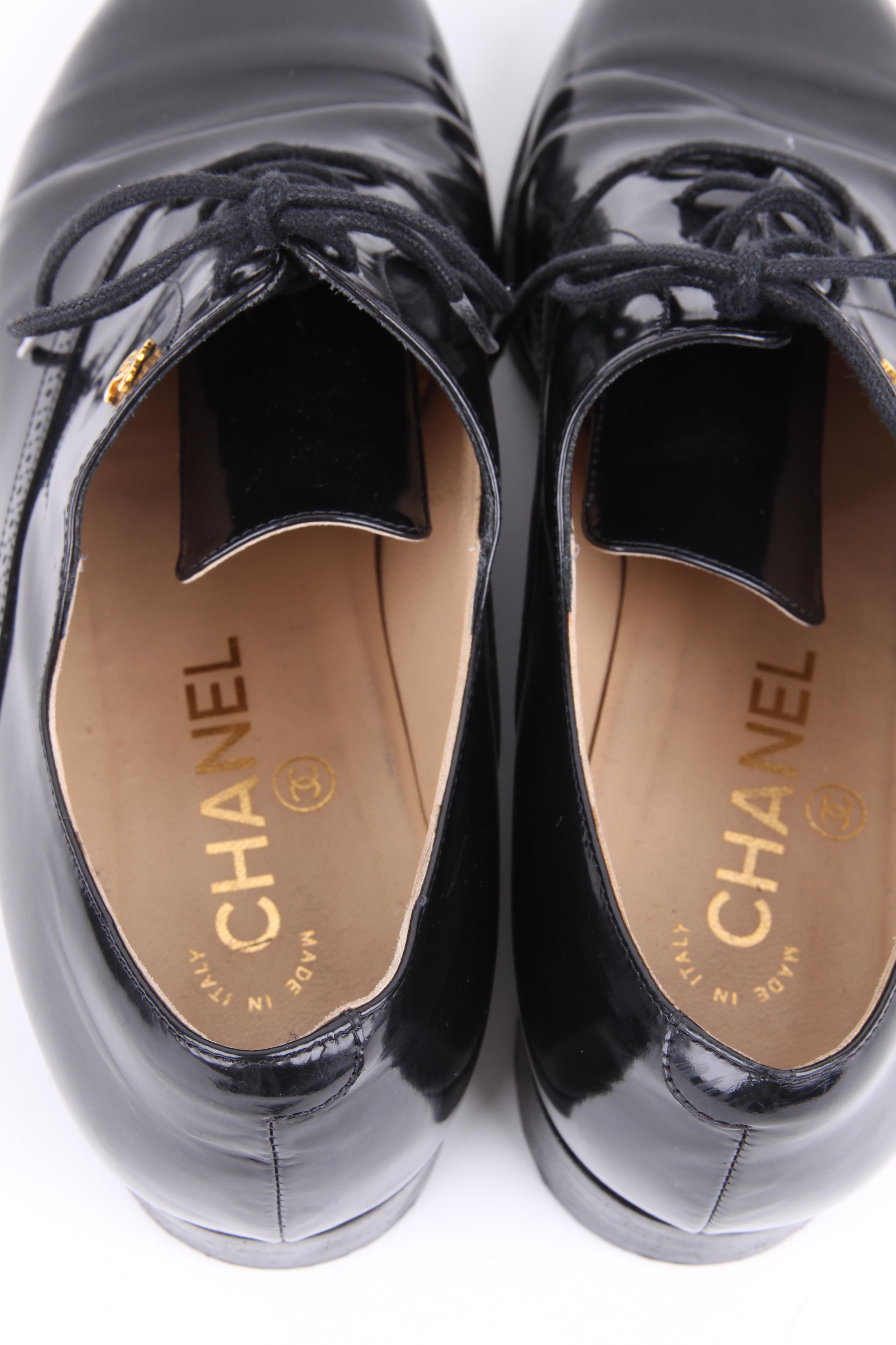 Women's or Men's Chanel black patent leather CC logo pointed-toe loafers For Sale