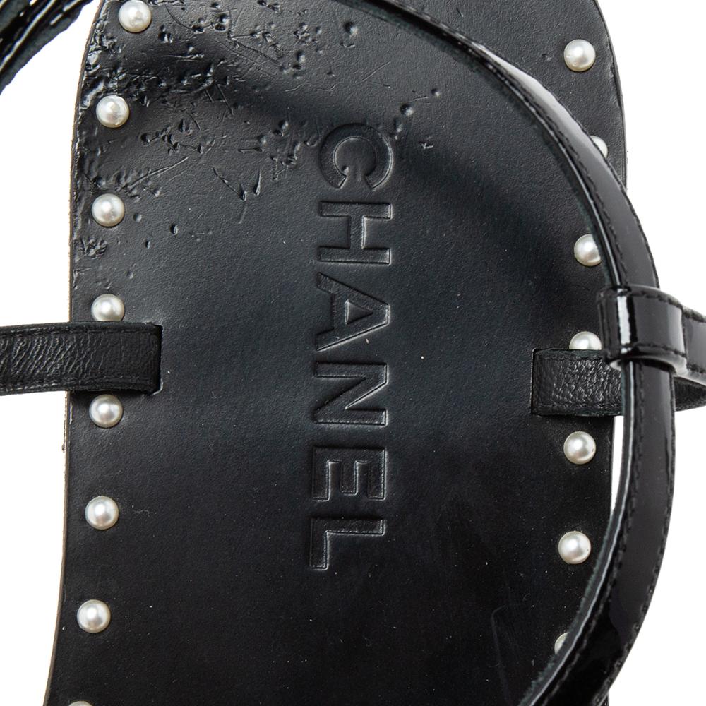 Chanel Black Patent Leather CC Pearl Embellished Flat Thong Sandals Size 39 In Good Condition In Dubai, Al Qouz 2