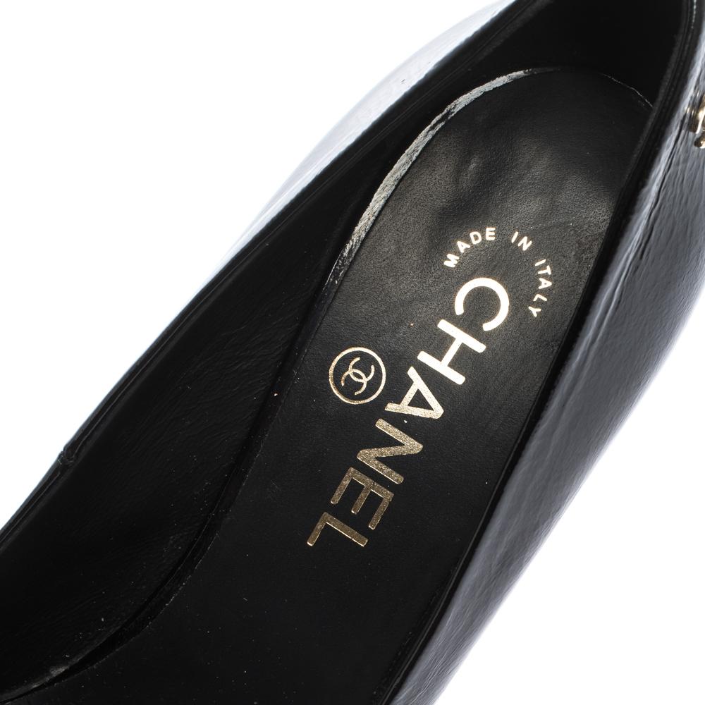 Chanel Black Patent Leather CC Pearl Embellished Heel Peep Toe Pumps Size 40.5 In Good Condition In Dubai, Al Qouz 2
