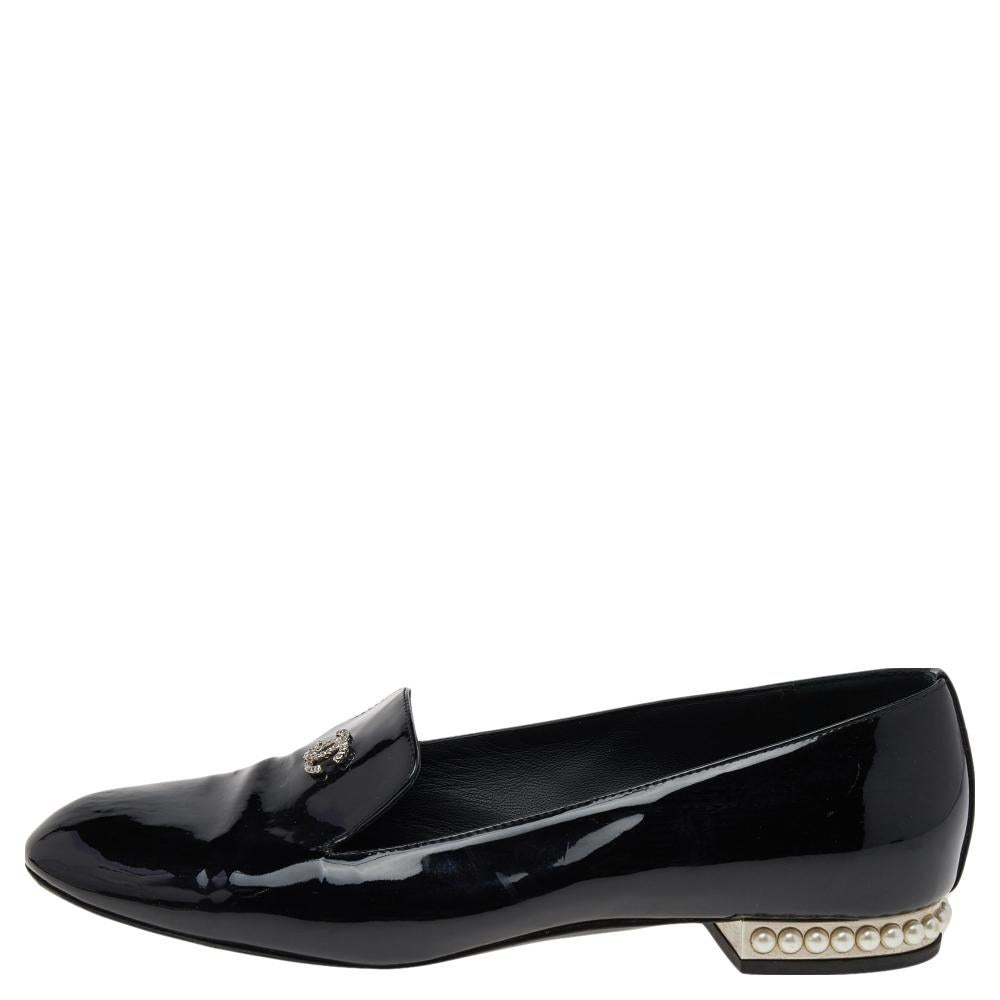 Chanel Black Patent Leather CC Pearl Embellished Smoking Loafers Size 37.5 In Good Condition In Dubai, Al Qouz 2