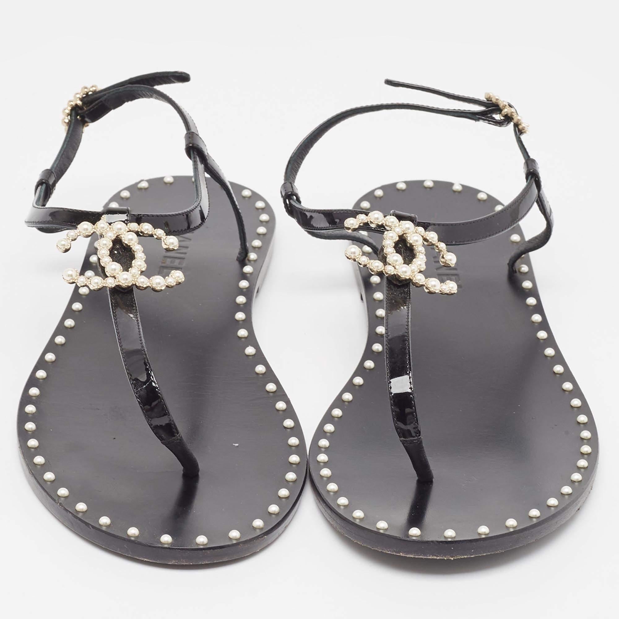 Chanel Black Patent Leather CC Pearl Embellished Thong Flats Size 42 In Good Condition In Dubai, Al Qouz 2